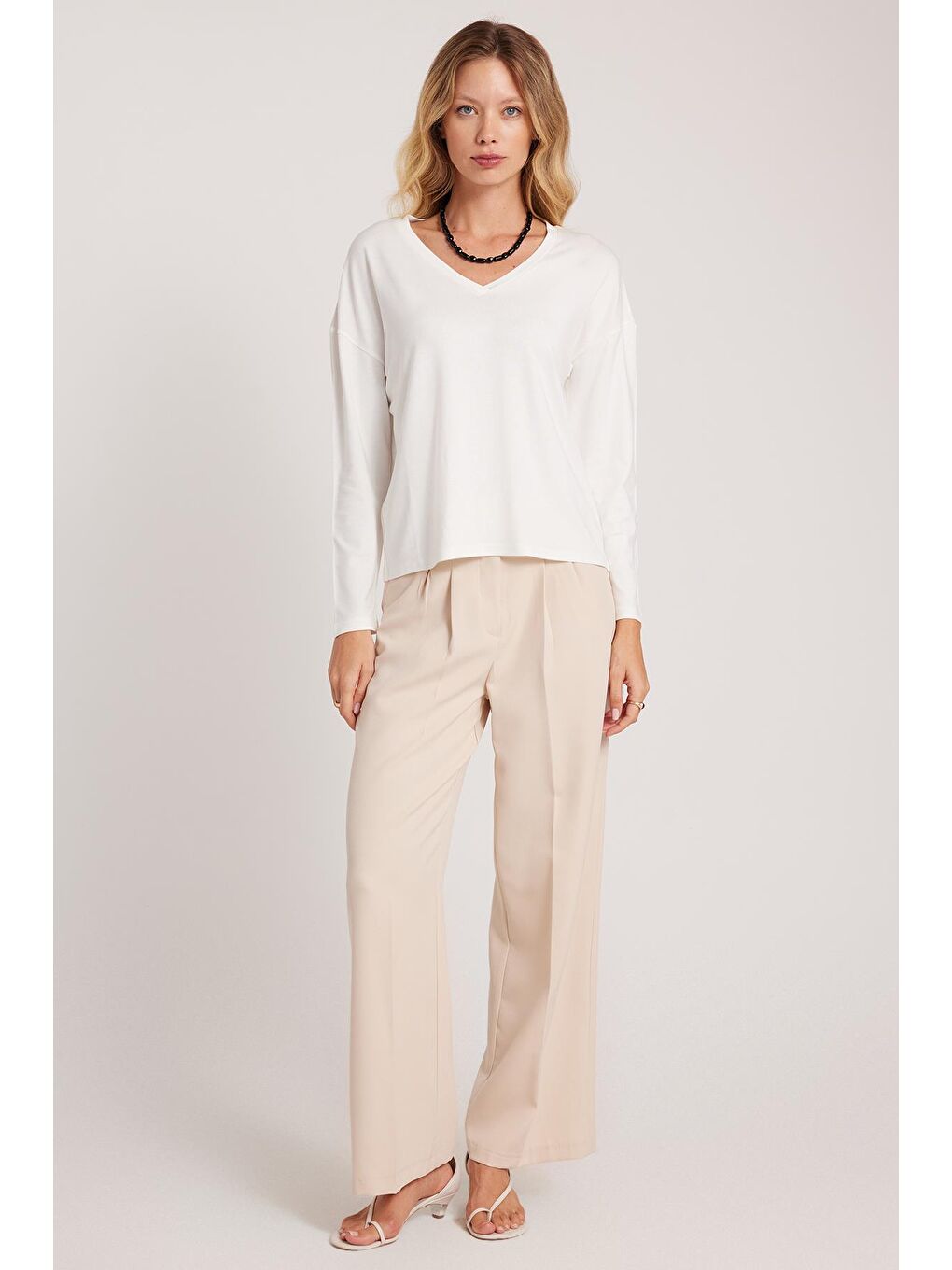Kadın Slim Fit Dar Kesim Viskonlu Kumaş V Yaka Ekru Bluz-3