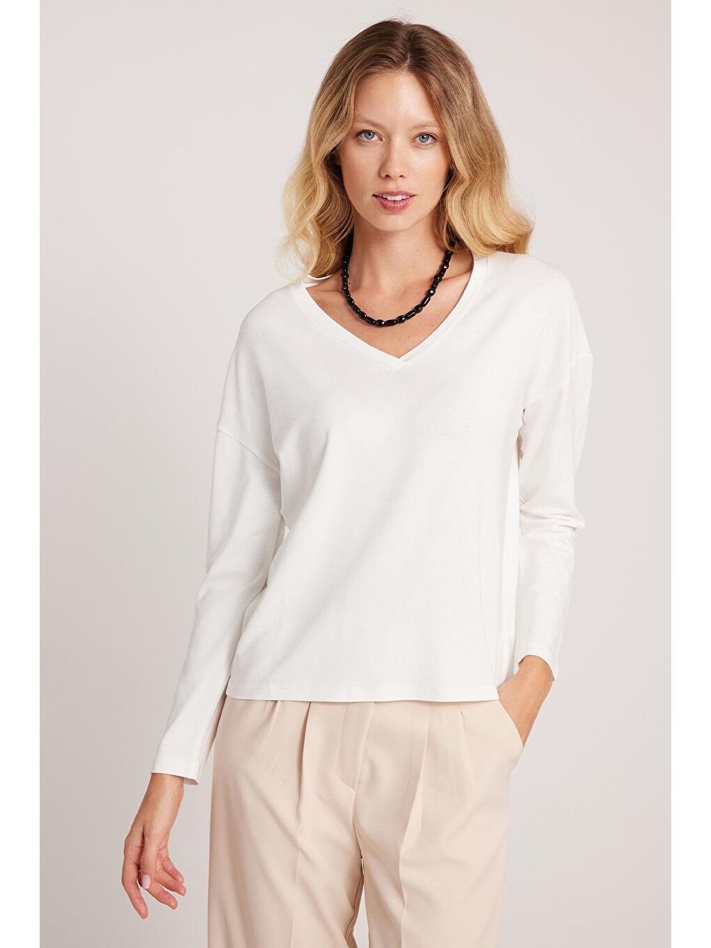 Kadın Slim Fit Dar Kesim Viskonlu Kumaş V Yaka Ekru Bluz-4