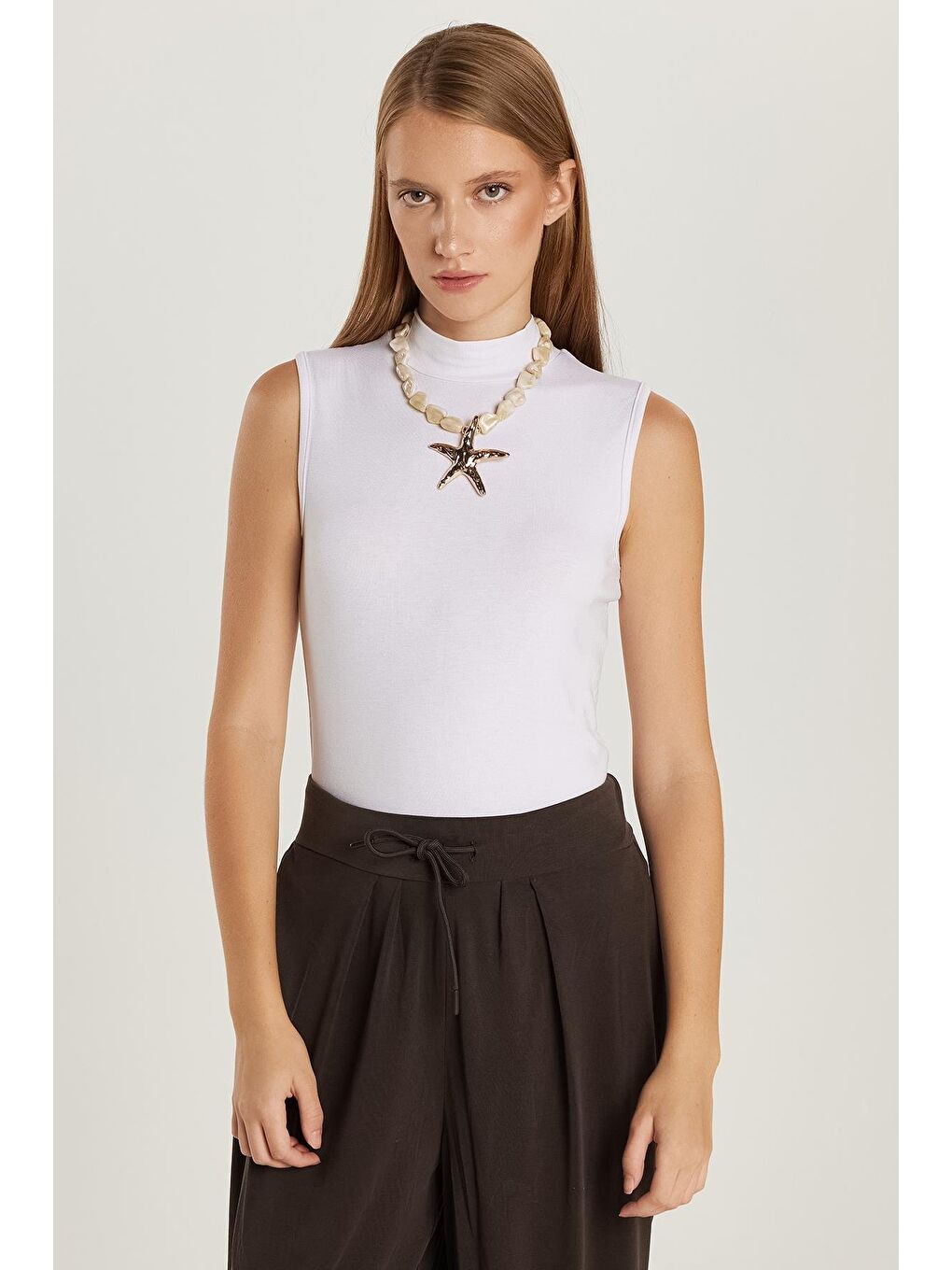 Kadın Standart Fit Normal Kesim Sıfır Kol Yarım Balıkçı Yaka Beyaz Bluz-3