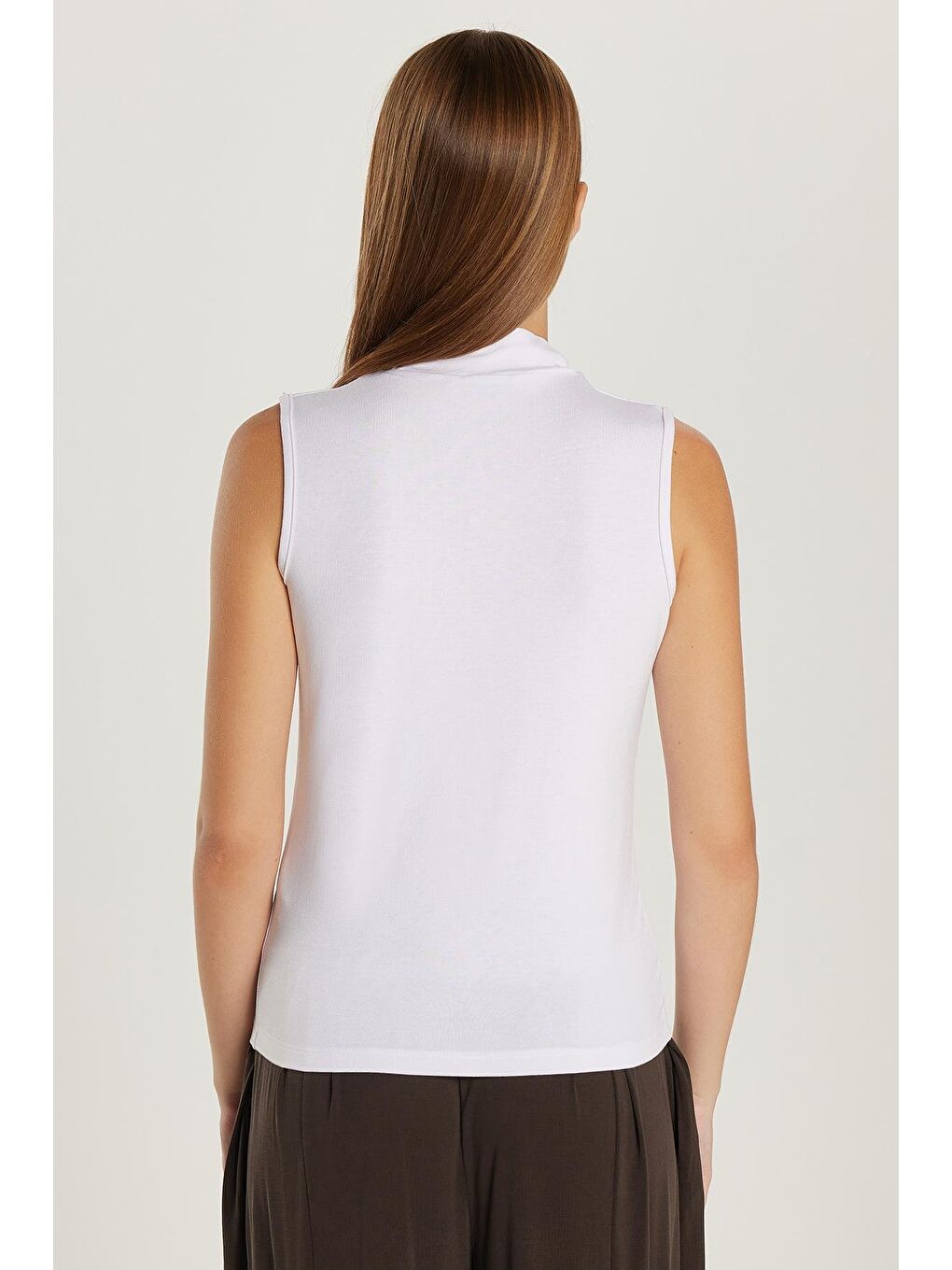 Kadın Standart Fit Normal Kesim Sıfır Kol Yarım Balıkçı Yaka Beyaz Bluz-4