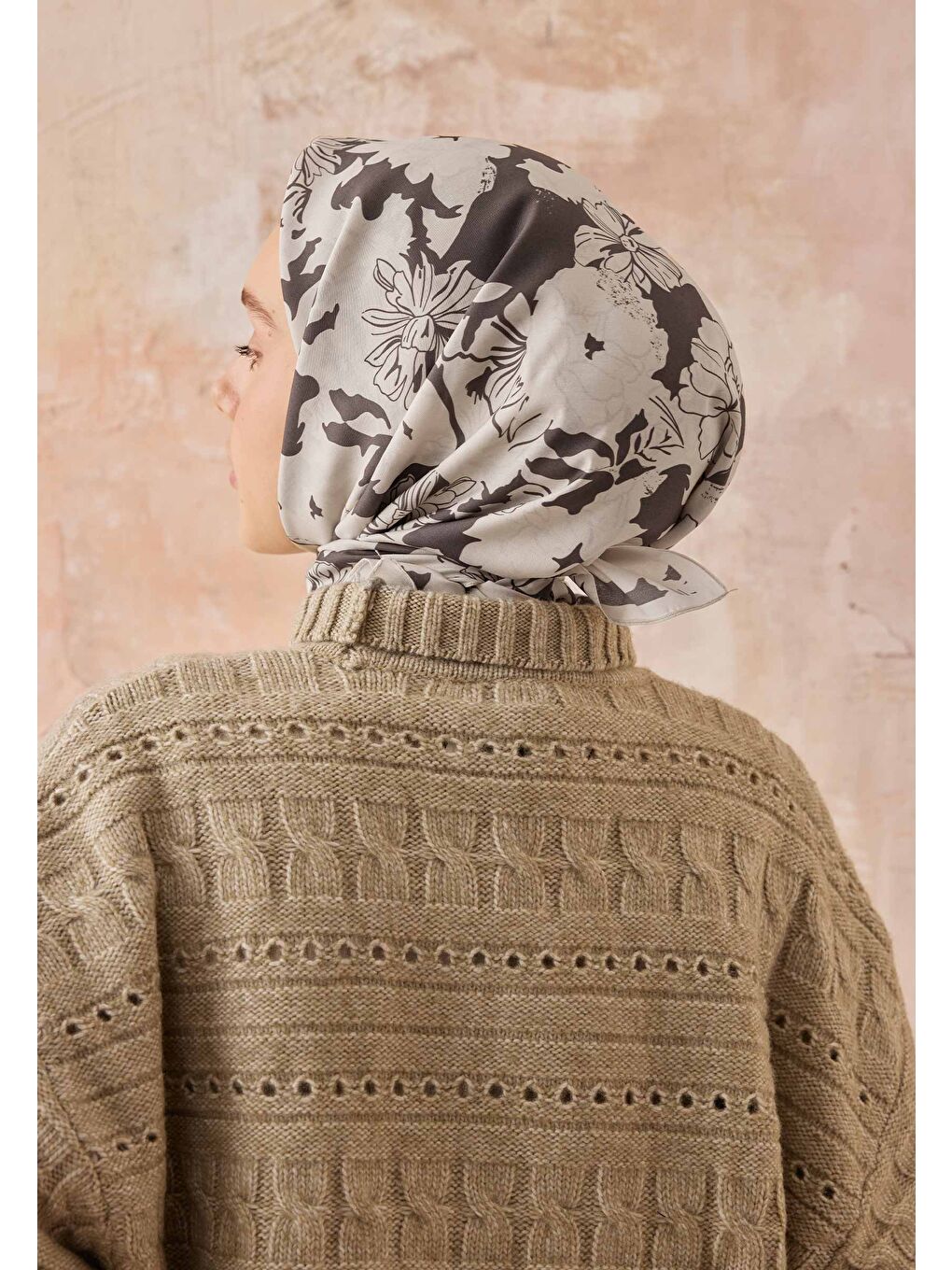 Kahverengi Peony Desen Pamuk İpek Eşarp Acı Kahve-3