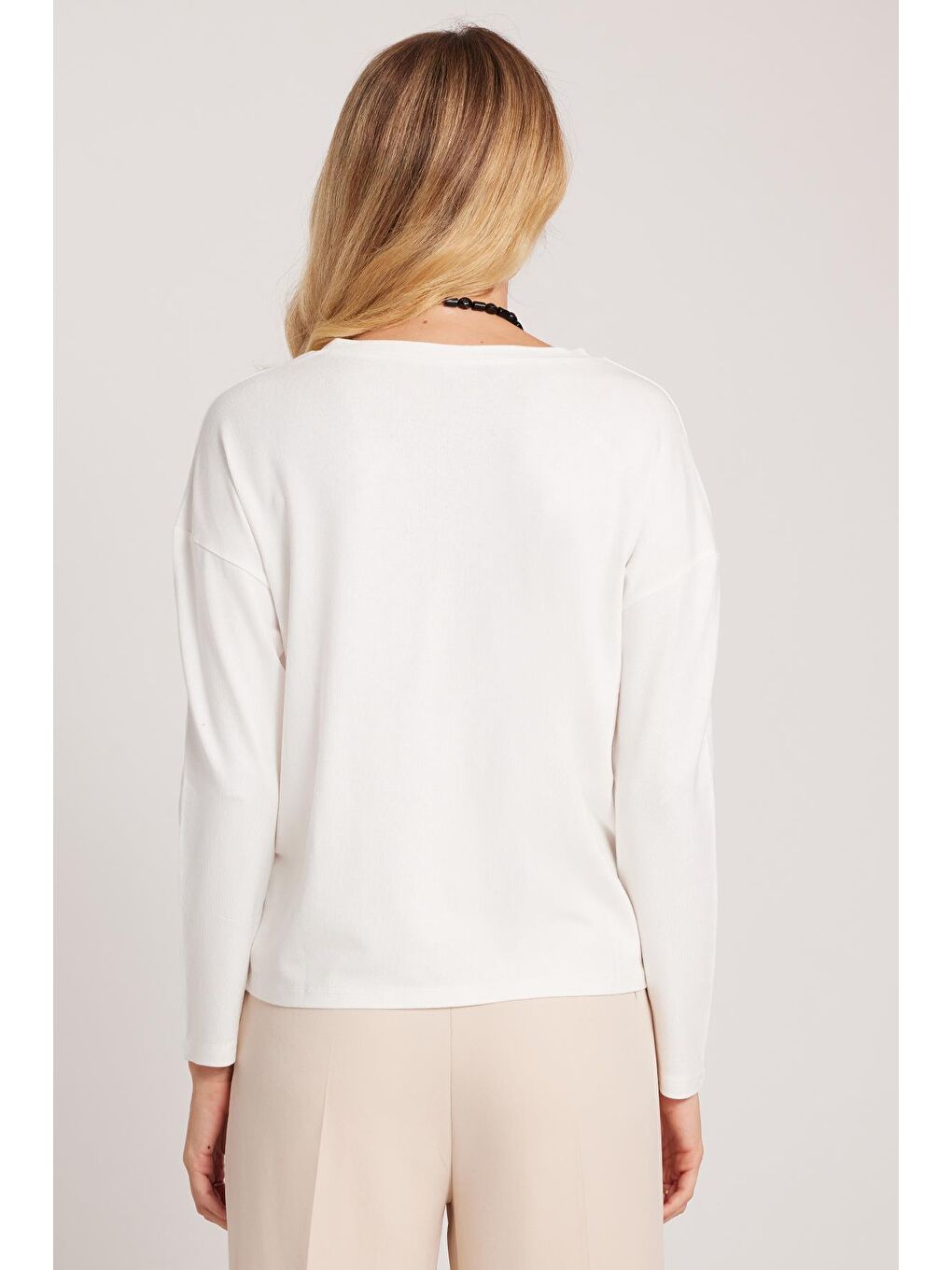 Kadın Slim Fit Dar Kesim Viskonlu Kumaş V Yaka Ekru Bluz-6