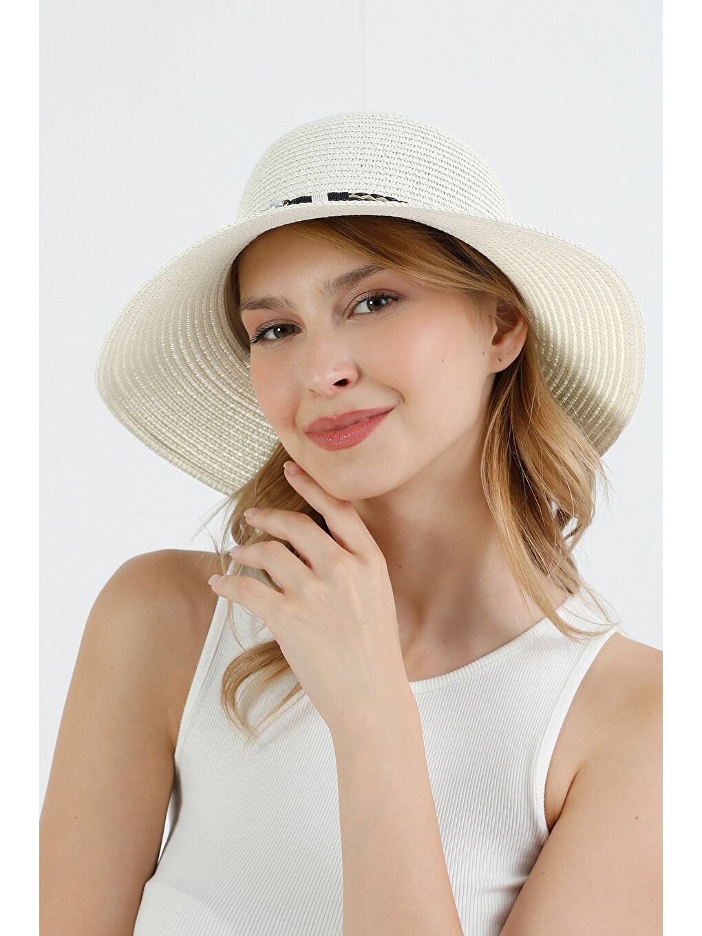 Ekru Deri Detaylı Boncuklu Hasır Şapka-1