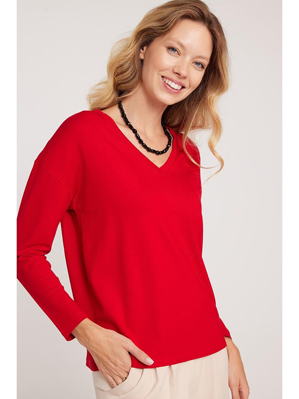 Kadın Slim Fit Dar Kesim Viskonlu Kumaş V Yaka Kırmızı Bluz