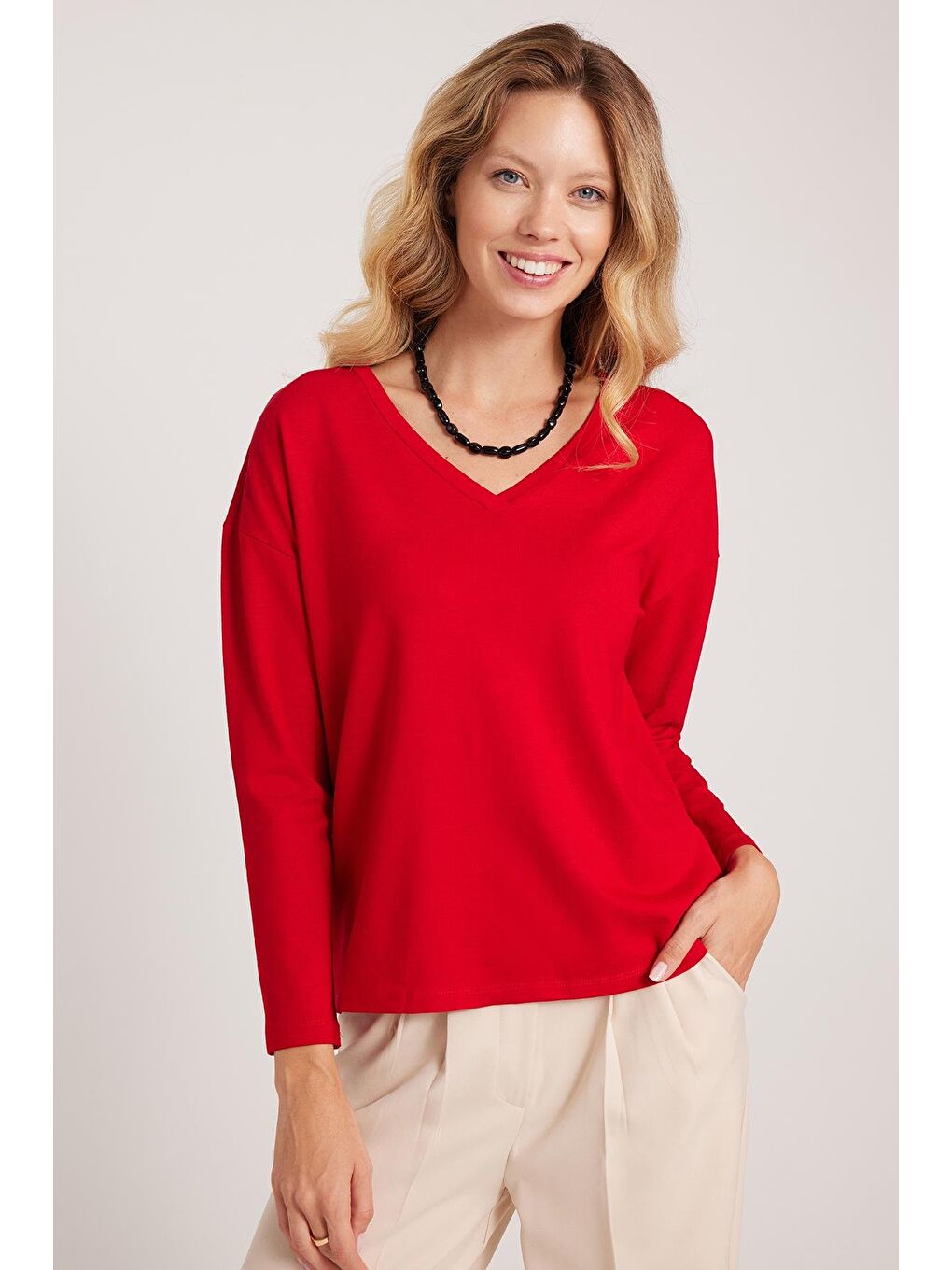 Kadın Slim Fit Dar Kesim Viskonlu Kumaş V Yaka Kırmızı Bluz-1