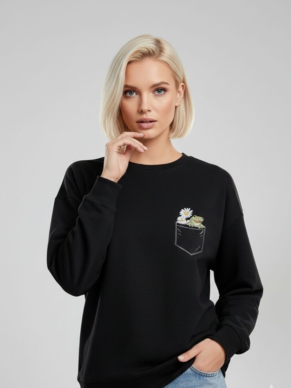 Kadın Siyah Cebinde Çiçekler Baskılı Oversize Bisiklet Yaka Sweatshirt-1