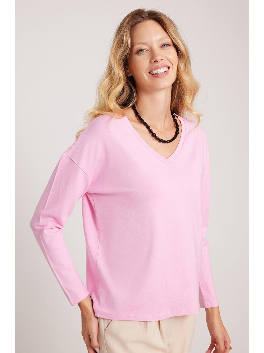 Kadın Slim Fit Dar Kesim Viskonlu Kumaş V Yaka Pembe Bluz