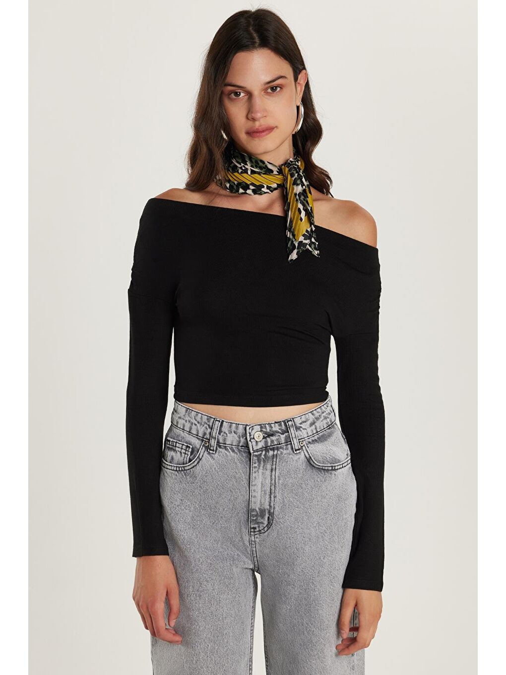 Kadın Slim Fit Dar Kesim Uzun Kollu Kayık Yaka Siyah Viskon Bluz-3