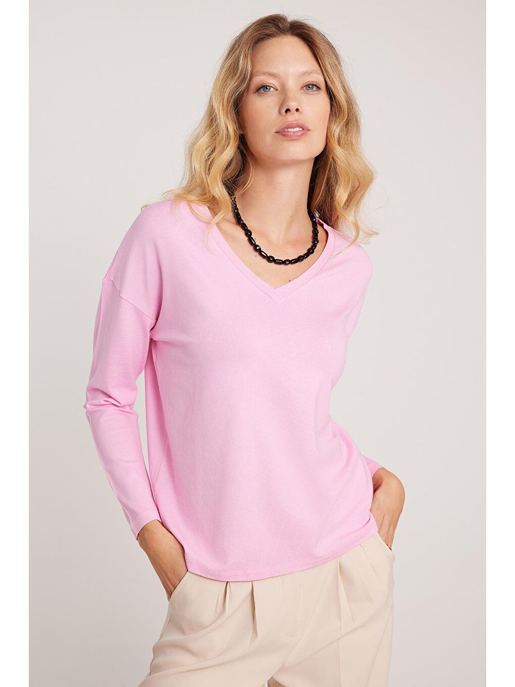 Kadın Slim Fit Dar Kesim Viskonlu Kumaş V Yaka Pembe Bluz-4