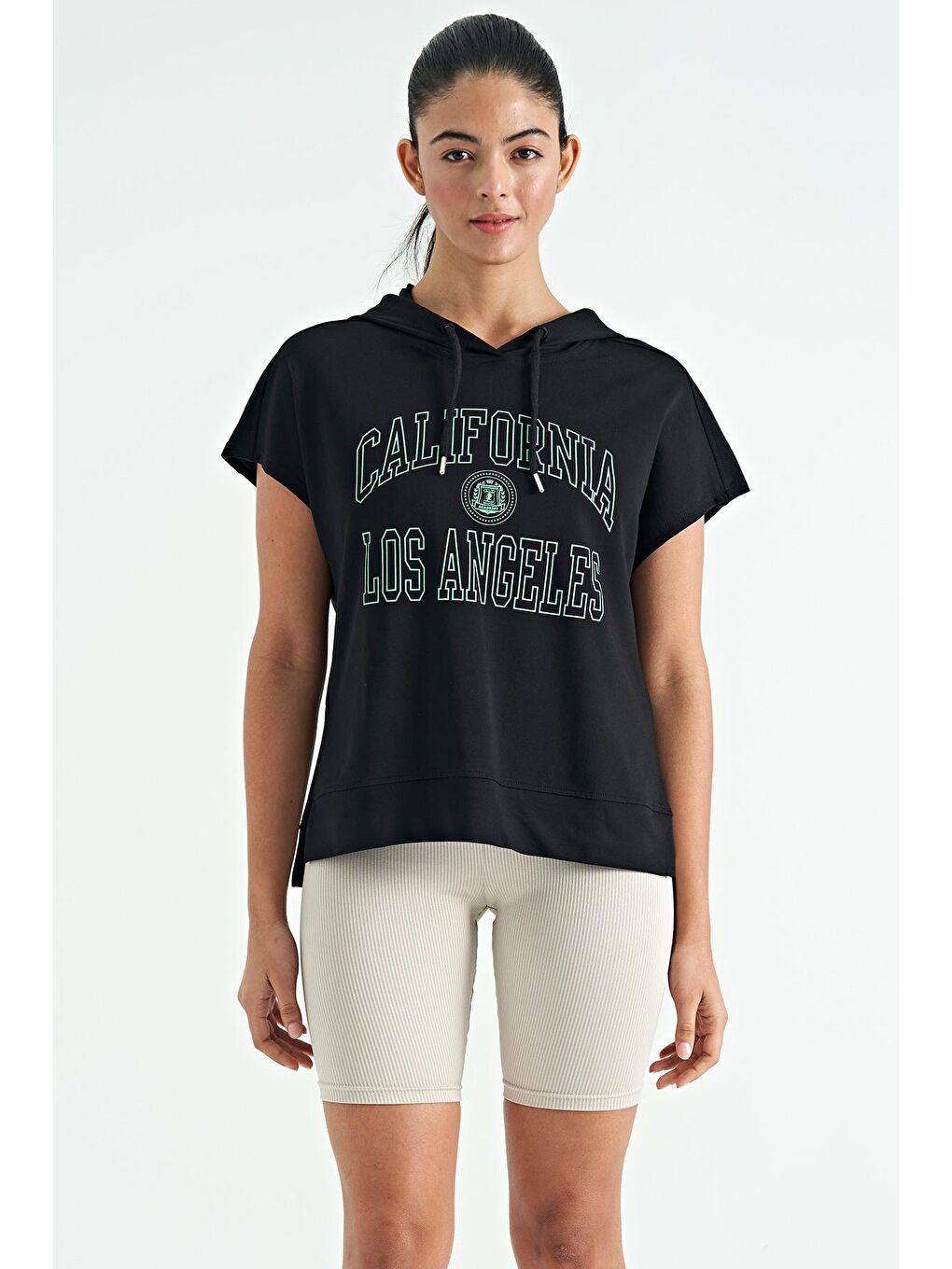 Siyah Kapüşonlu Kısa Kollu Rahat Kalıp Etek Yırtmaçlı Kadın Sweatshirt - 02114