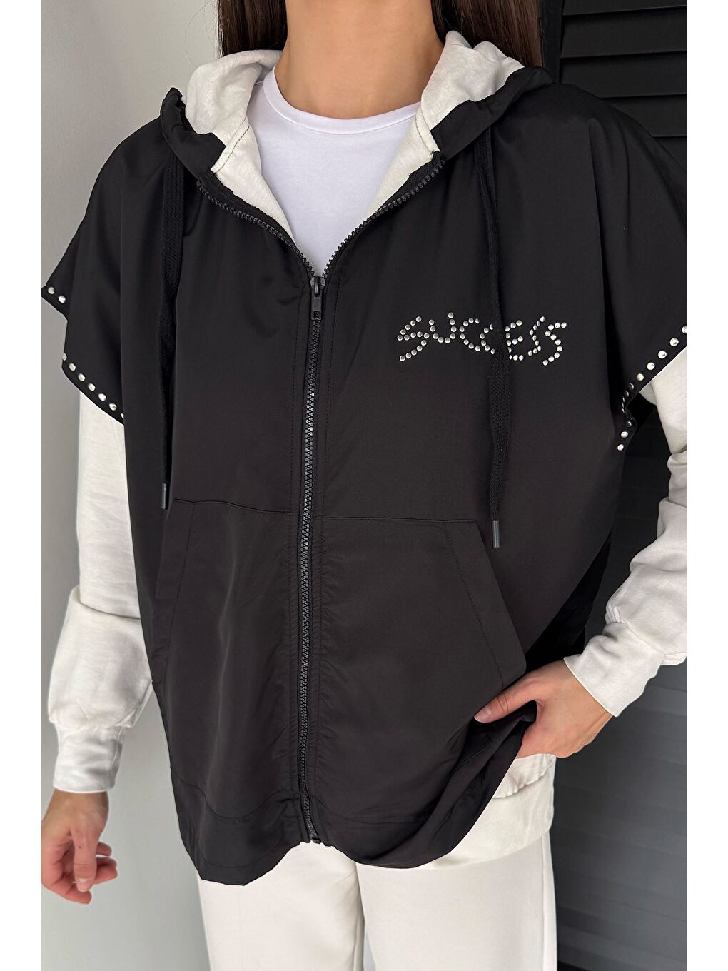 Siyah Kadın Kapüşonlu Taş İşlemeli Fermuarlı Garnili Sweatshirt