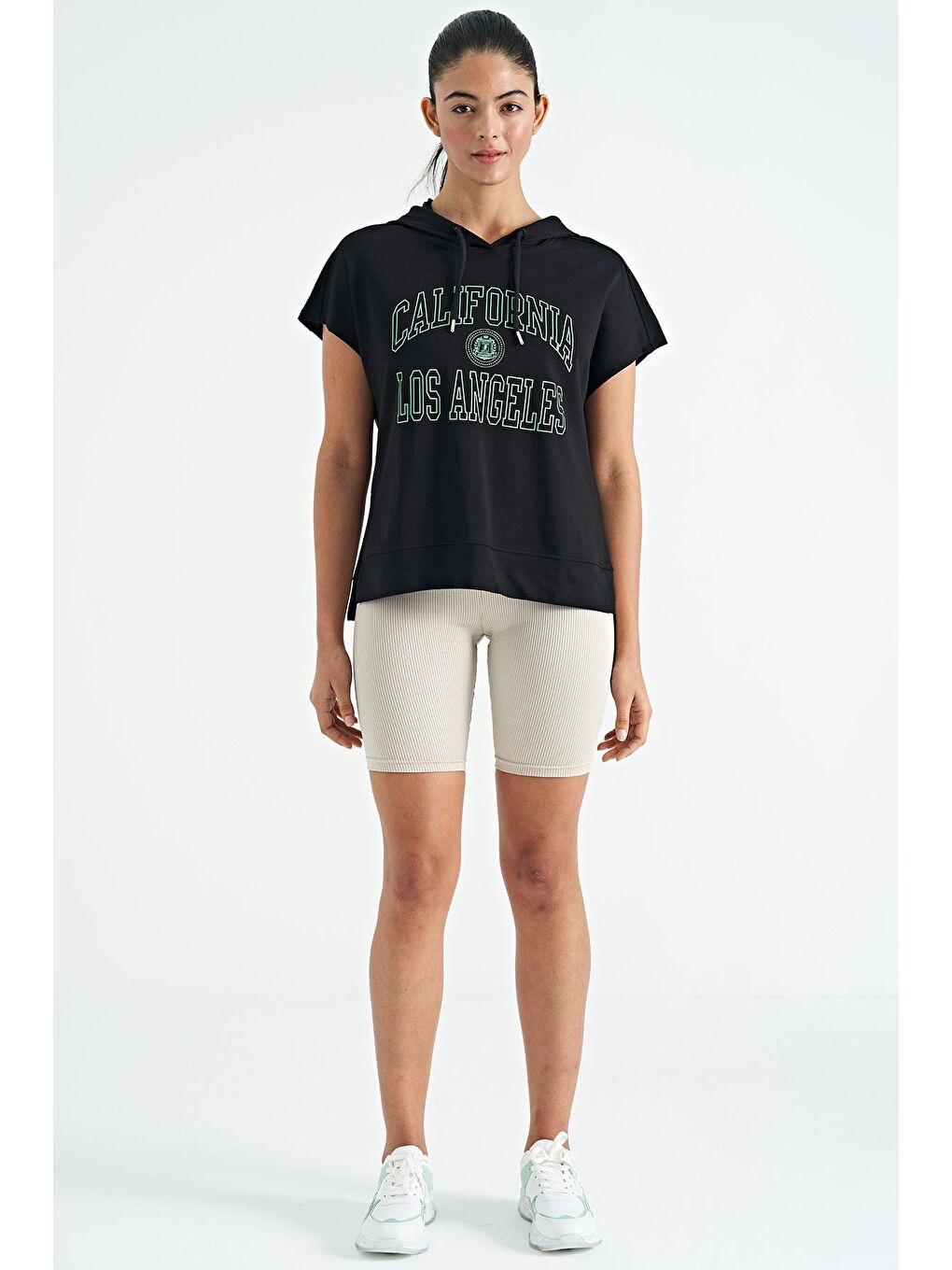 Siyah Kapüşonlu Kısa Kollu Rahat Kalıp Etek Yırtmaçlı Kadın Sweatshirt - 02114-2