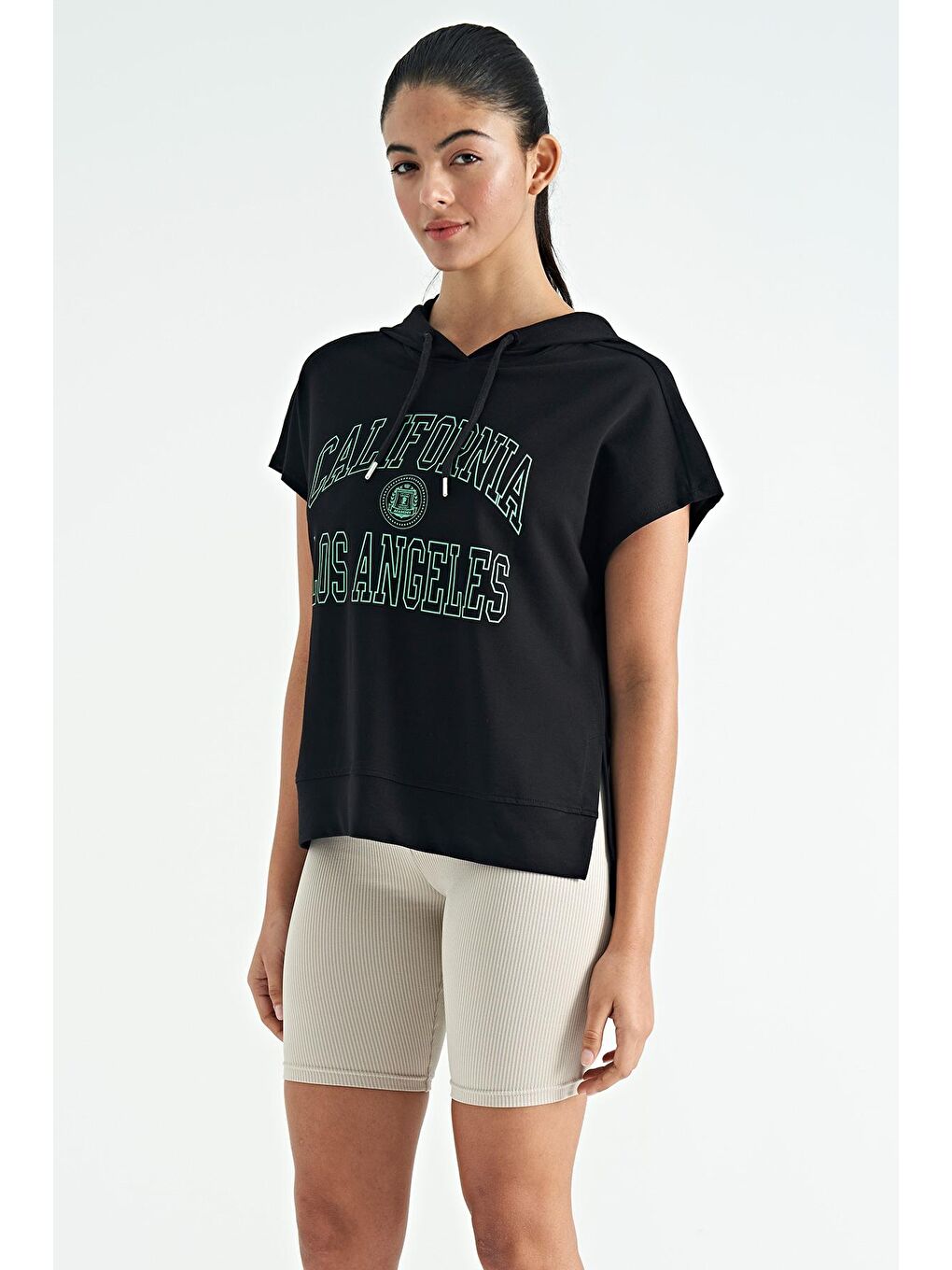 Siyah Kapüşonlu Kısa Kollu Rahat Kalıp Etek Yırtmaçlı Kadın Sweatshirt - 02114-3