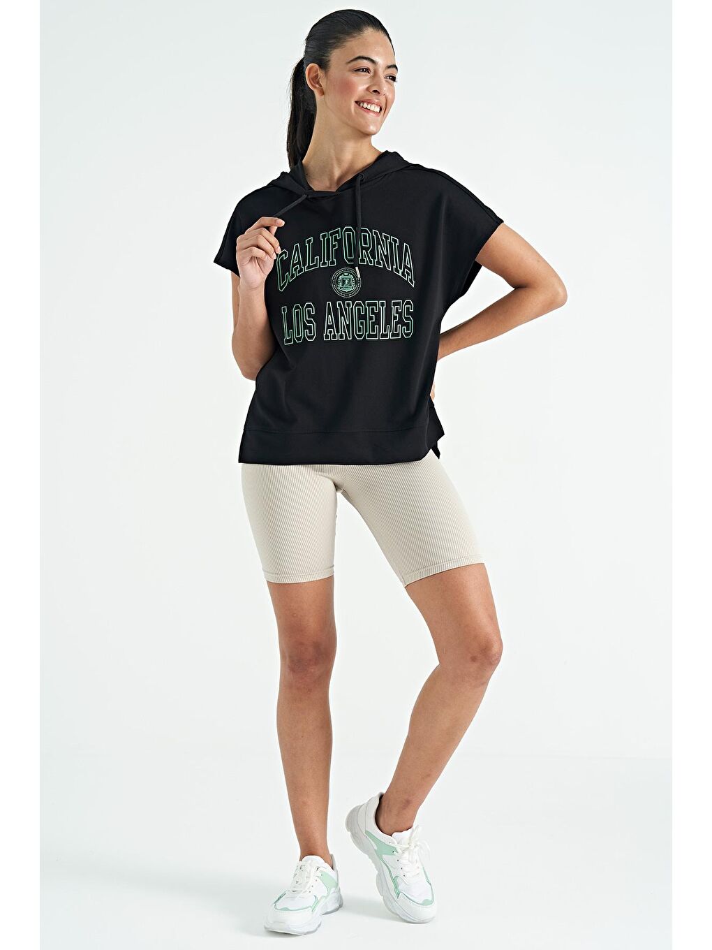 Siyah Kapüşonlu Kısa Kollu Rahat Kalıp Etek Yırtmaçlı Kadın Sweatshirt - 02114-4