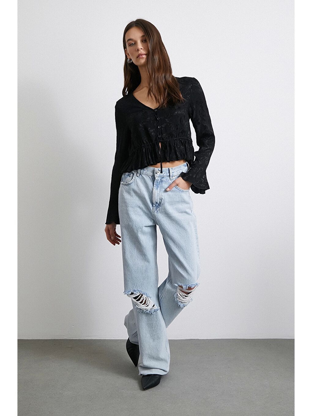 V Yaka Fırfırlı Bluz Siyah-1