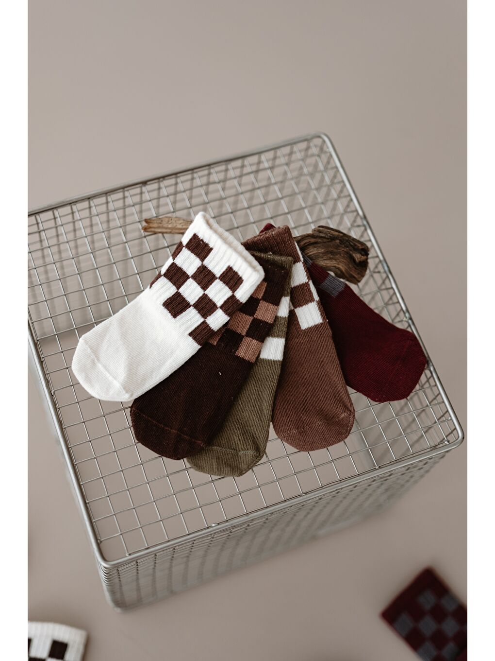 Siyah 5li Organik Pamuk Kaydırmaz Tabanlı Kareli Soket Çorap Seti-2