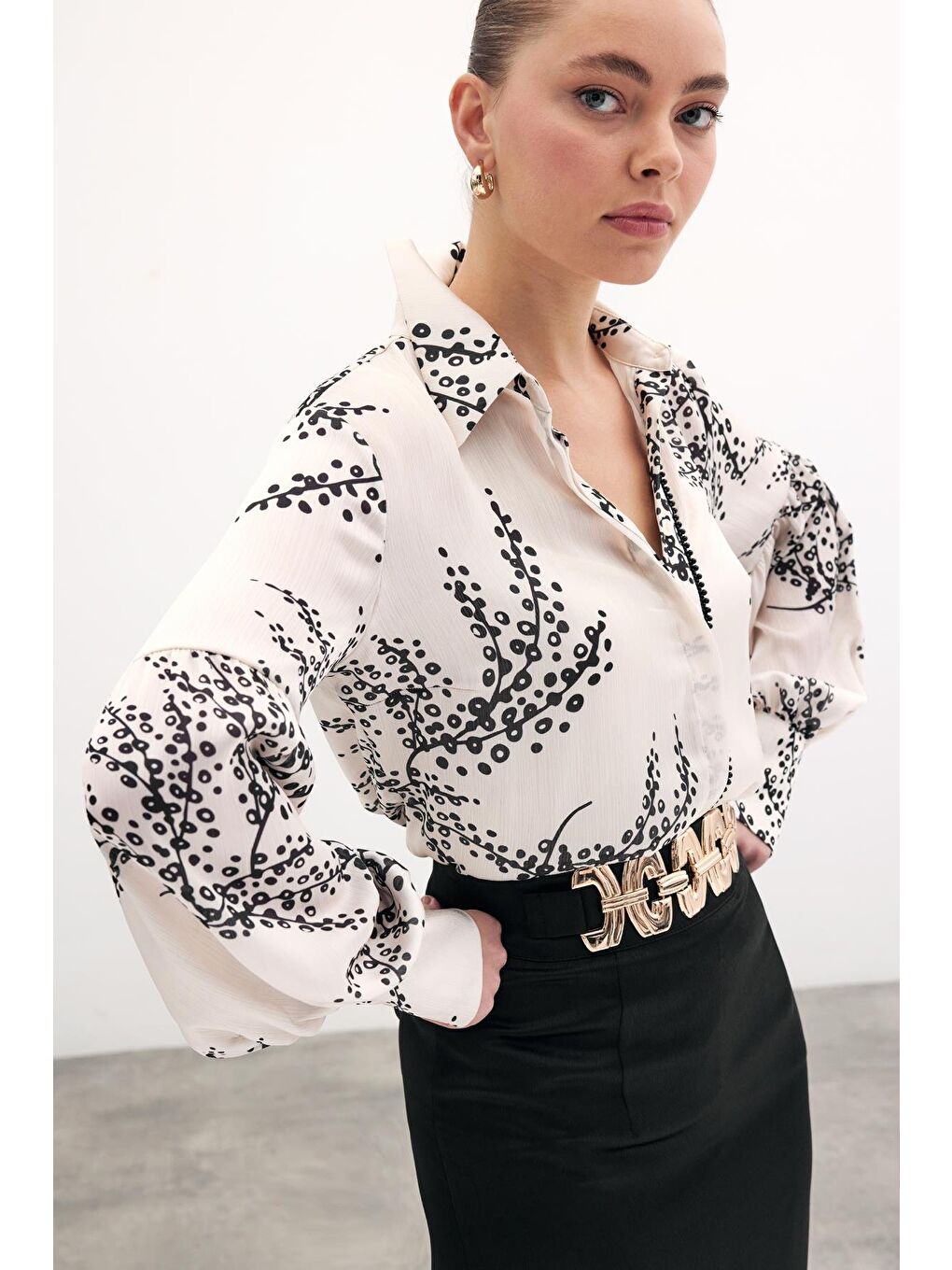 Boncuk Aksesuarlı Gömlek - Desenli Bej