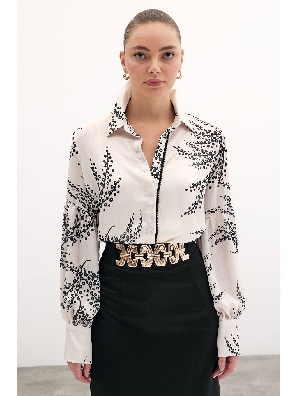 Boncuk Aksesuarlı Gömlek - Desenli Bej-1