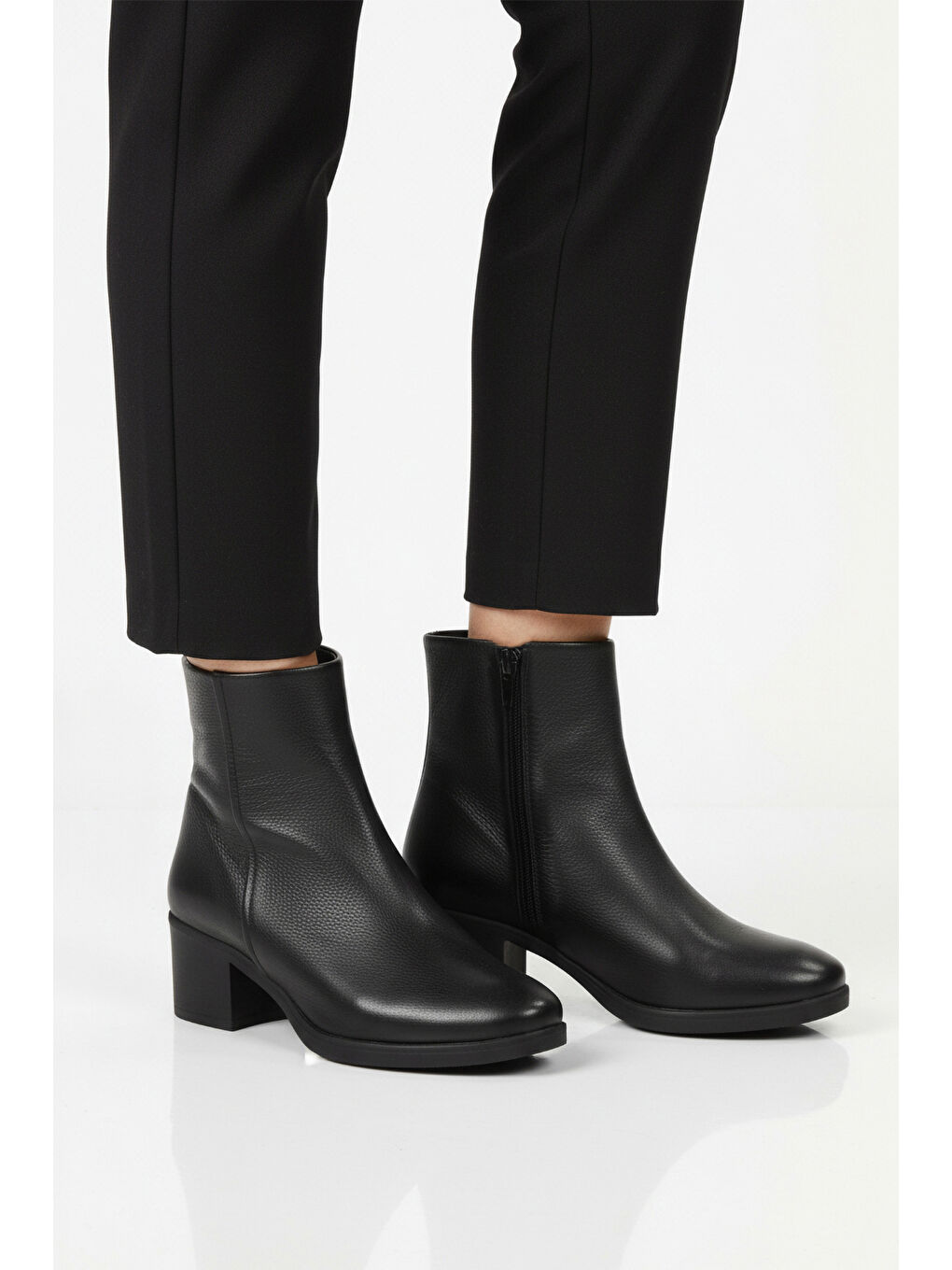 Siyah Hakiki Deri Fermuarlı Polarlı Kadın Bot 92162-1 Z