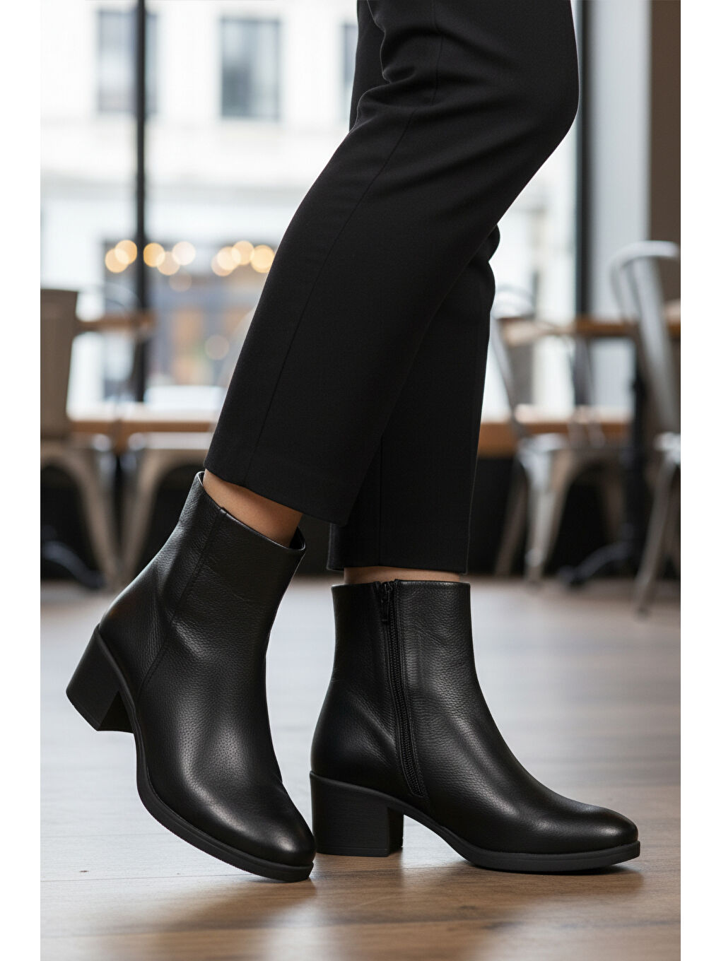 Siyah Hakiki Deri Fermuarlı Polarlı Kadın Bot 92162-1 Z-2