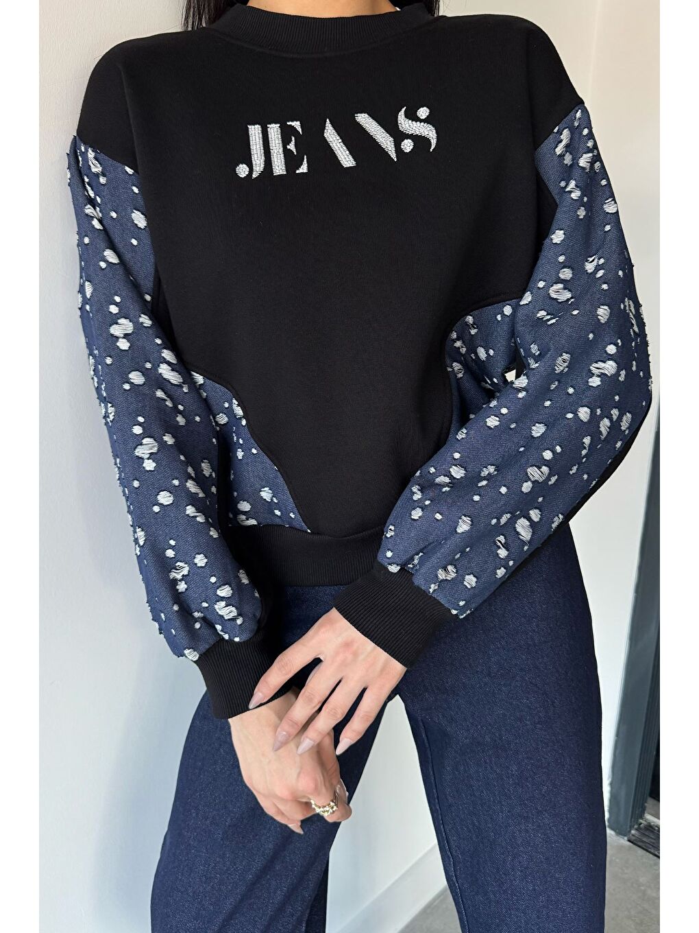 Siyah Kadın Bisiklet Yaka Ön Nakışlı Jean Garnili Şardonlu Sweatshirt