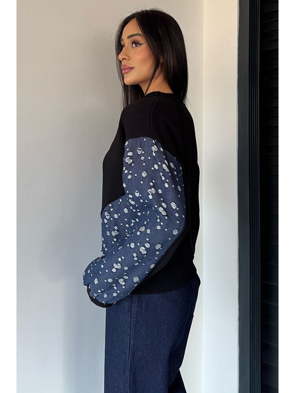 Siyah Kadın Bisiklet Yaka Ön Nakışlı Jean Garnili Şardonlu Sweatshirt-3