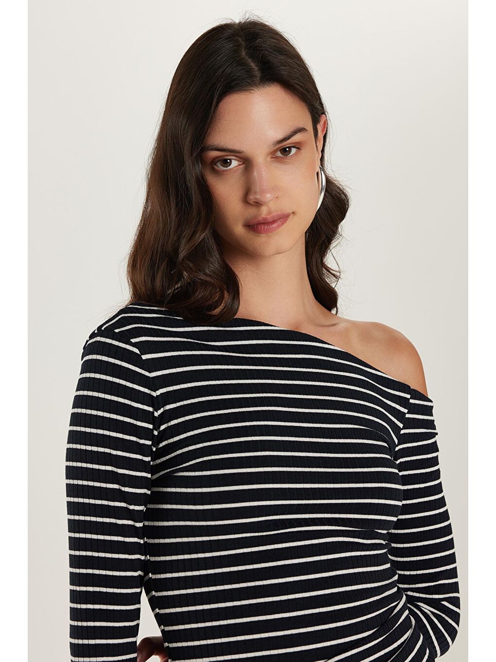 Karışık Kadın Standart Fit Çizgili Asimetrik Yaka Bluz-1
