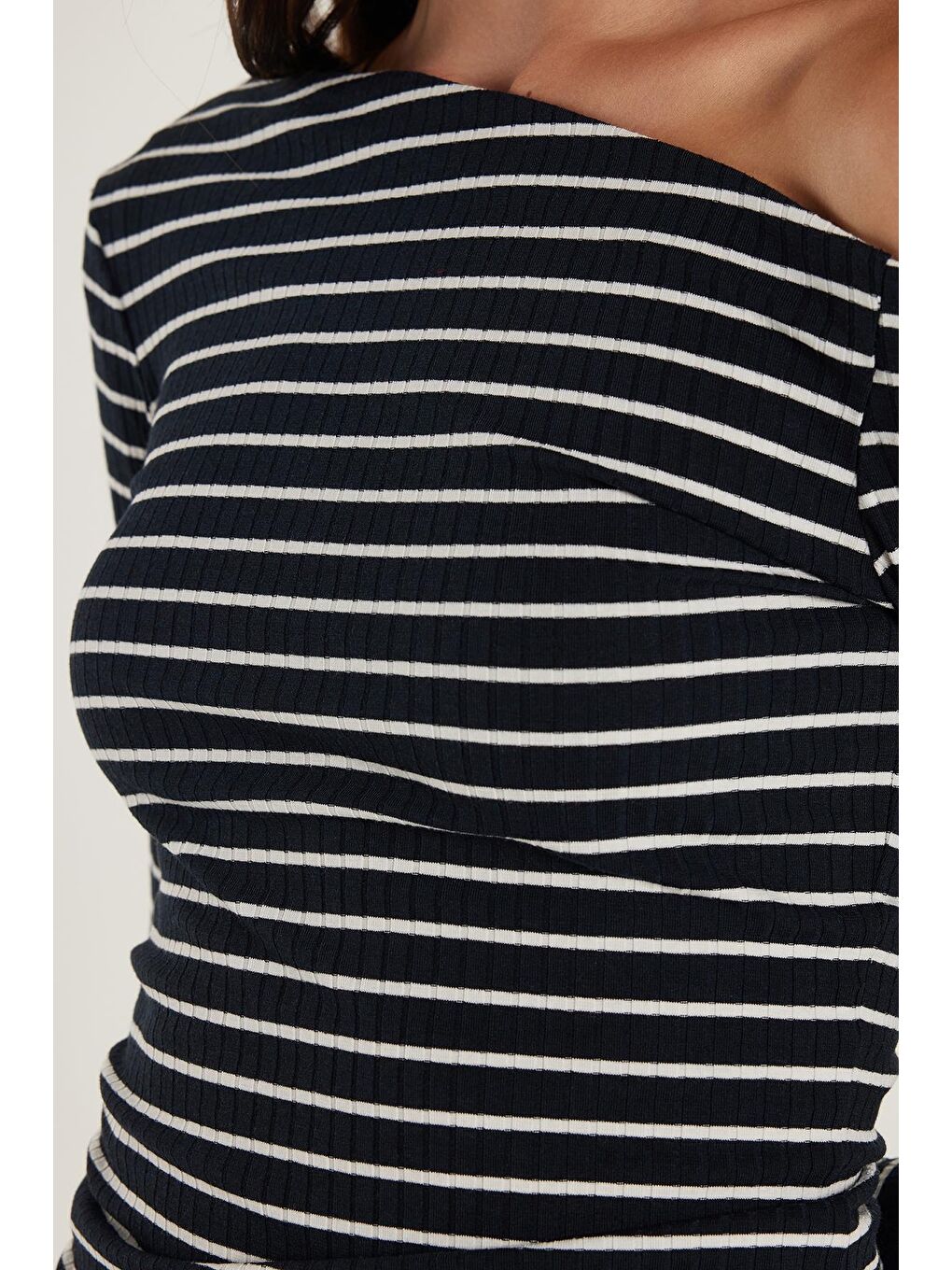 Karışık Kadın Standart Fit Çizgili Asimetrik Yaka Bluz-2