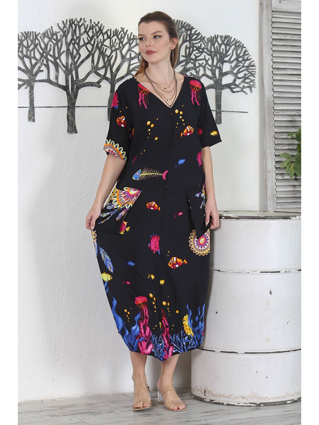 Siyah V Yaka Kısa Kol Çift Cepli Allover Baskılı Casual Dokuma Elbise-1