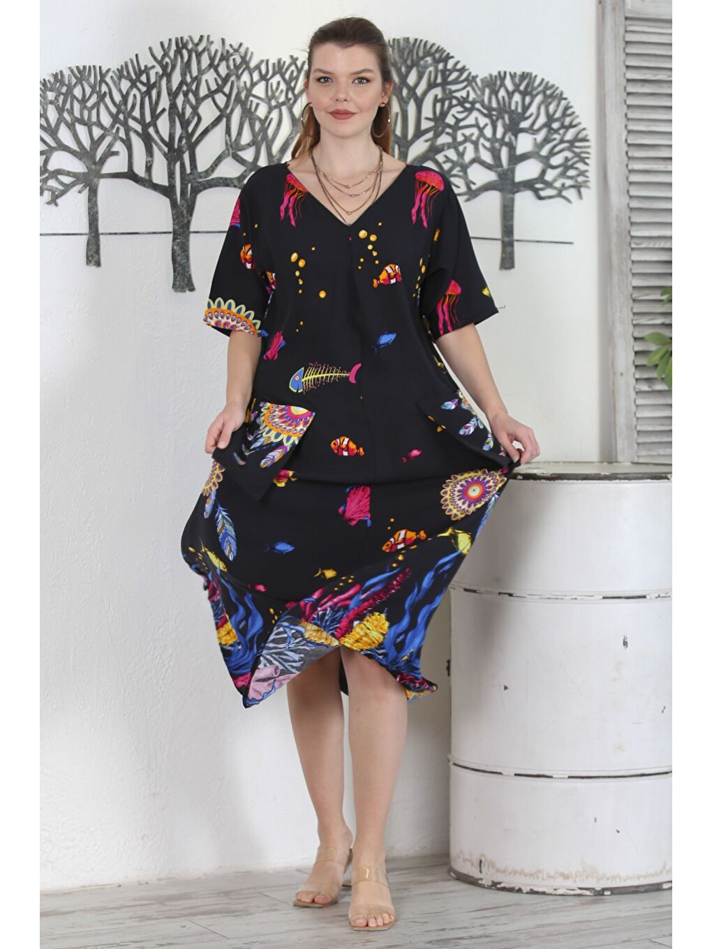 Siyah V Yaka Kısa Kol Çift Cepli Allover Baskılı Casual Dokuma Elbise-3