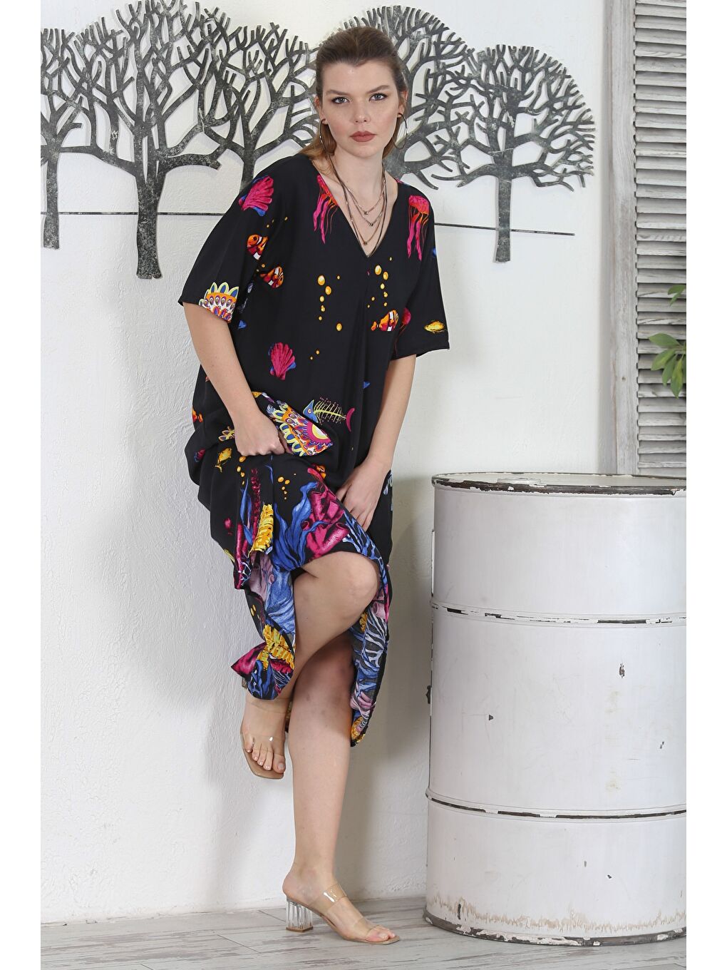 Siyah V Yaka Kısa Kol Çift Cepli Allover Baskılı Casual Dokuma Elbise-4