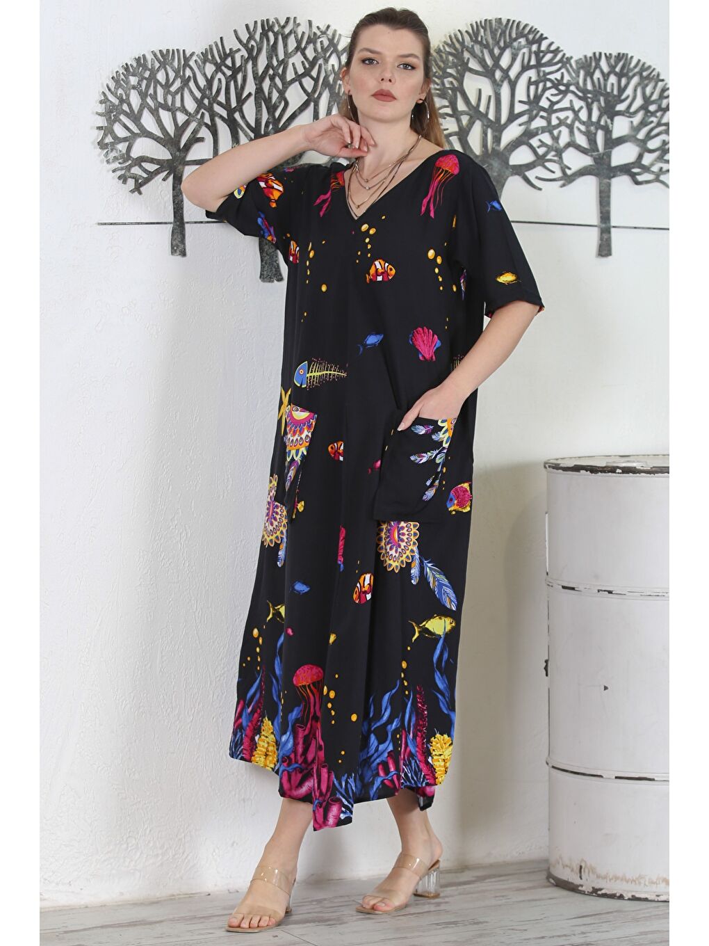 Siyah V Yaka Kısa Kol Çift Cepli Allover Baskılı Casual Dokuma Elbise-5