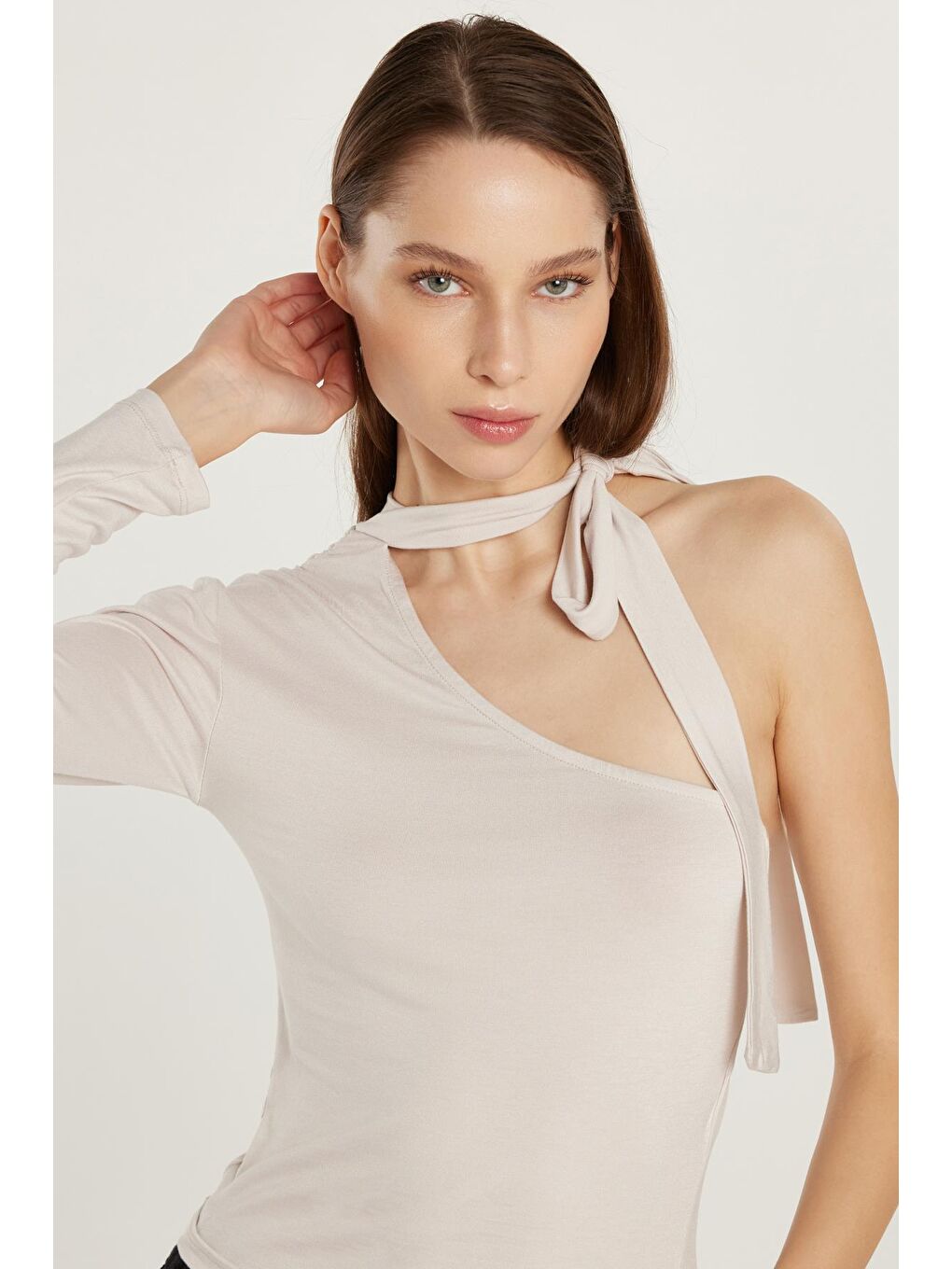 Bej Kadın Standart Fit Fitilli Tek Kol Asimetrik Yaka Taş Renk Bluz