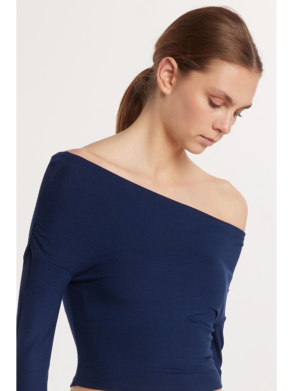 Kadın Slim Fit Dar Kesim Kayık Yaka Viskon Lacivert Bluz