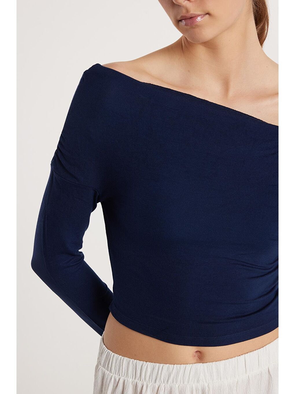 Kadın Slim Fit Dar Kesim Kayık Yaka Viskon Lacivert Bluz-2