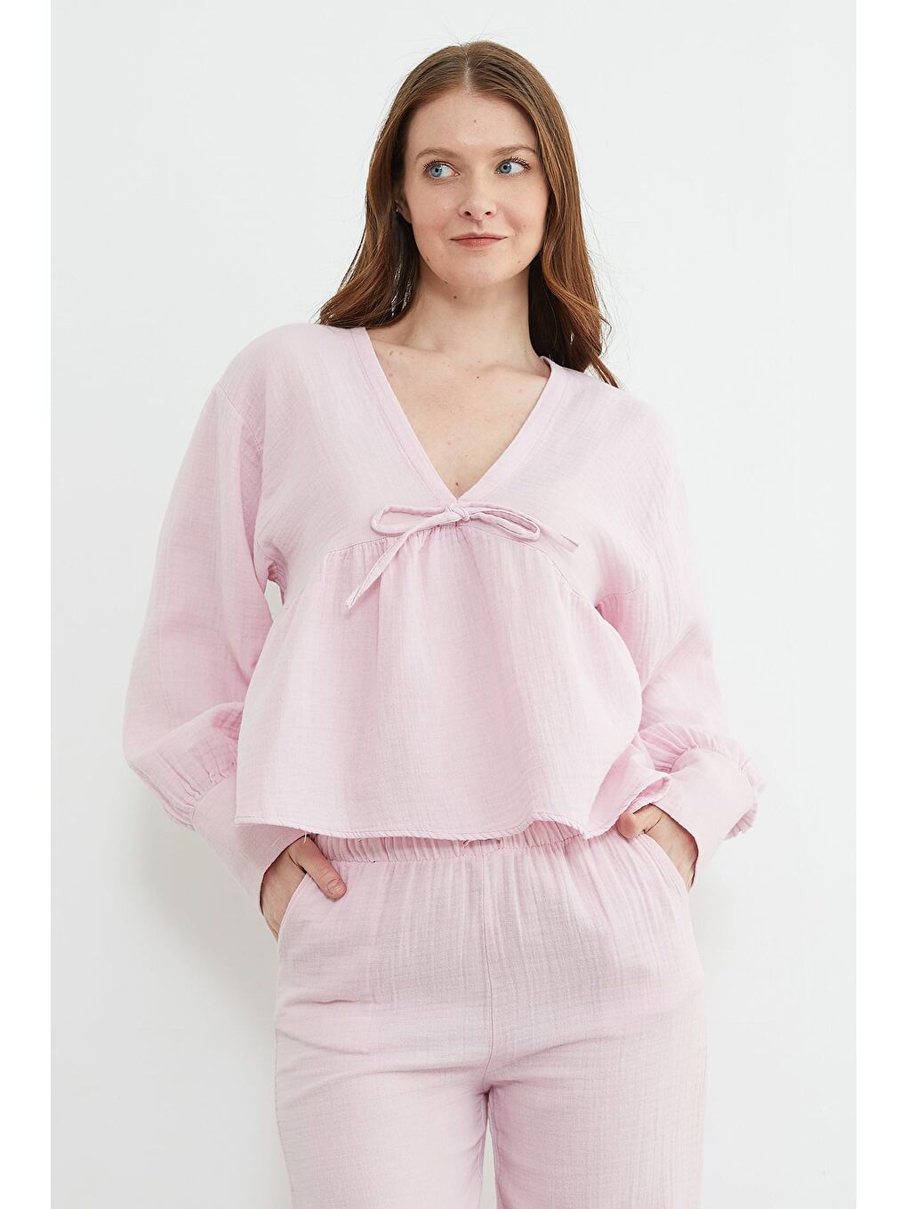 Pembe Bağlama Detaylı V Yaka Müslin Kumaş Bluz-1