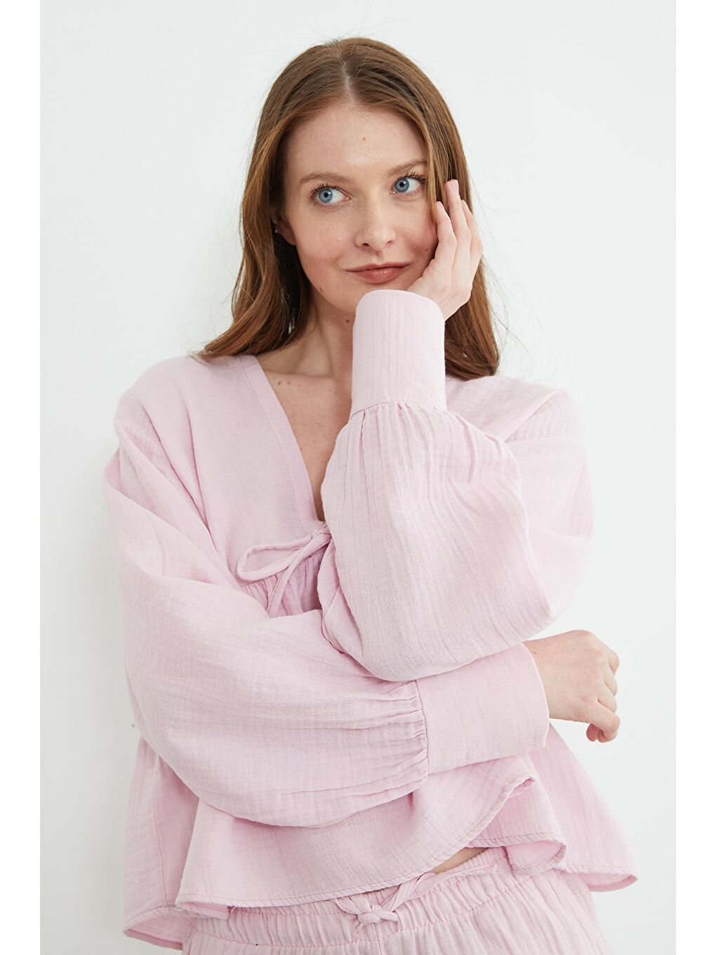 Pembe Bağlama Detaylı V Yaka Müslin Kumaş Bluz-2