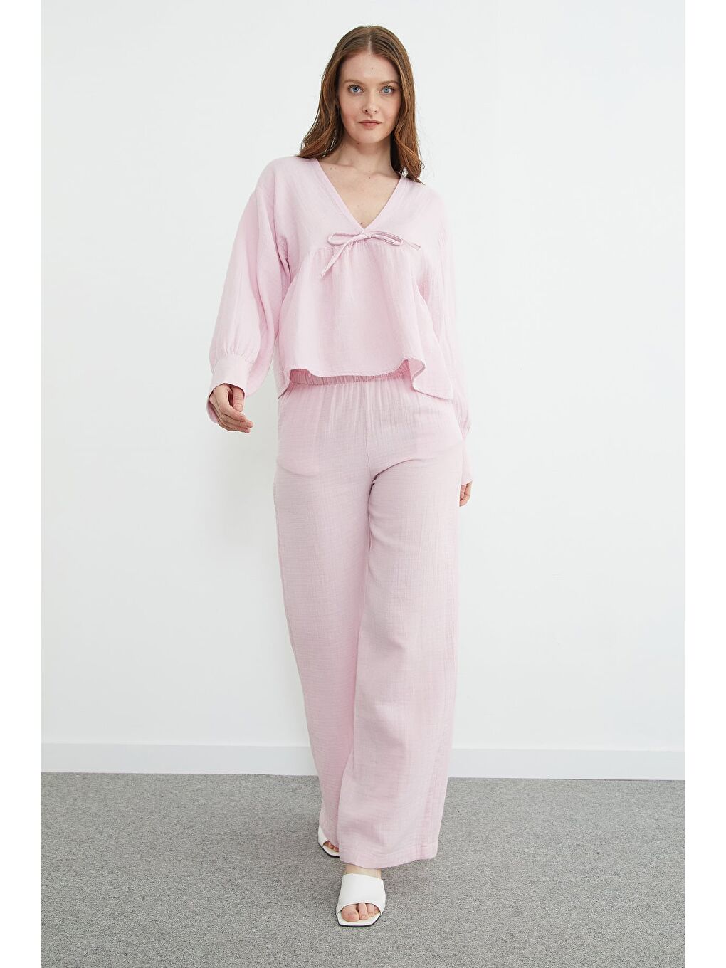 Pembe Bağlama Detaylı V Yaka Müslin Kumaş Bluz-3