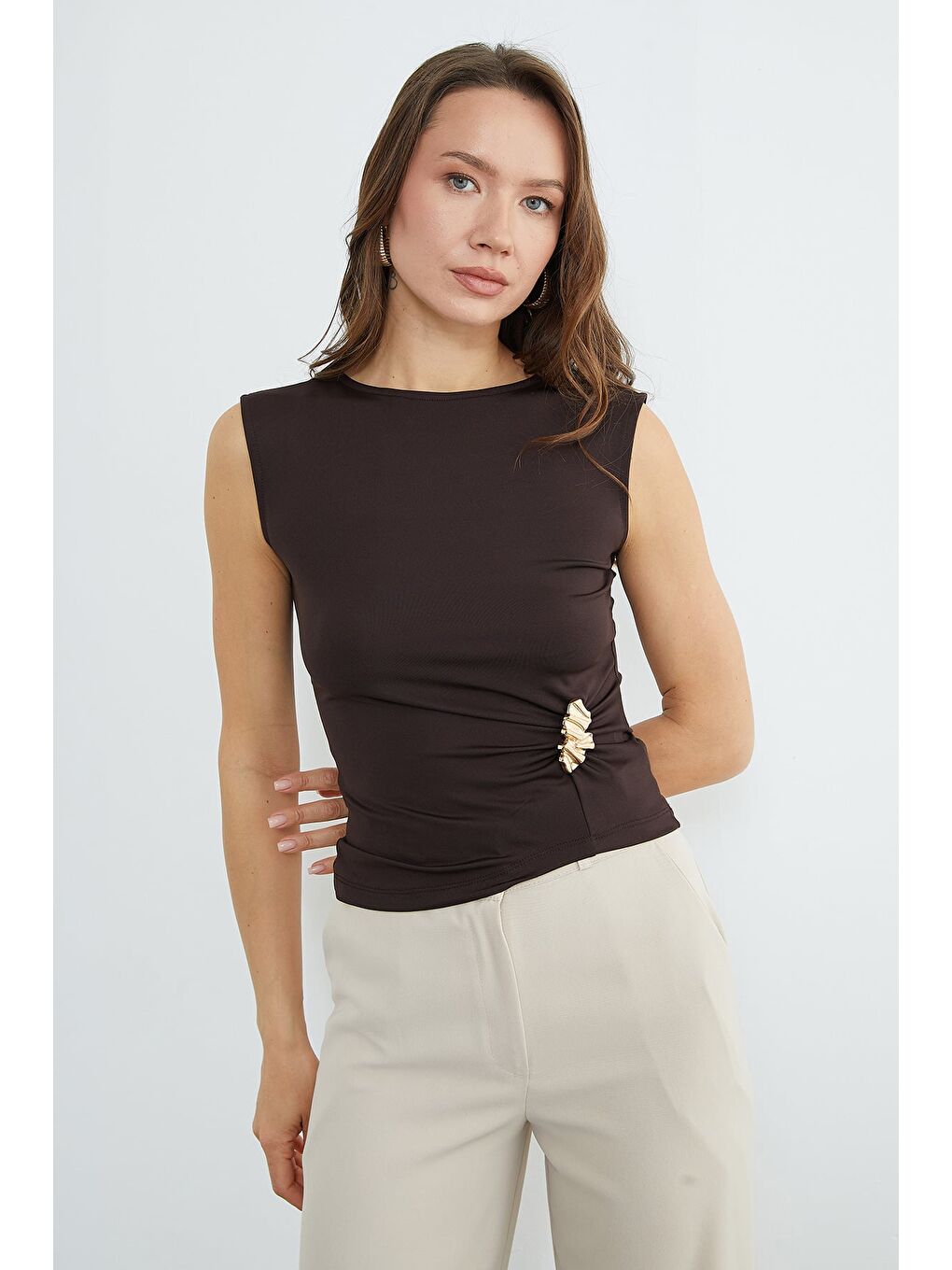 Kahverengi Toka Detaylı Bisiklet Yaka Bluz