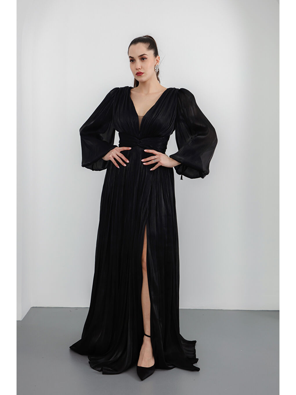 Kadın Siyah V Yaka Yırtmaçlı Uzun Abiye Elbise-1