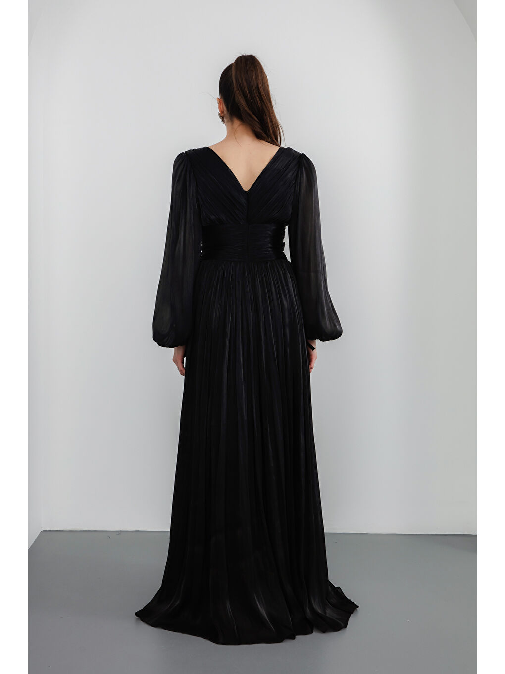 Kadın Siyah V Yaka Yırtmaçlı Uzun Abiye Elbise-4