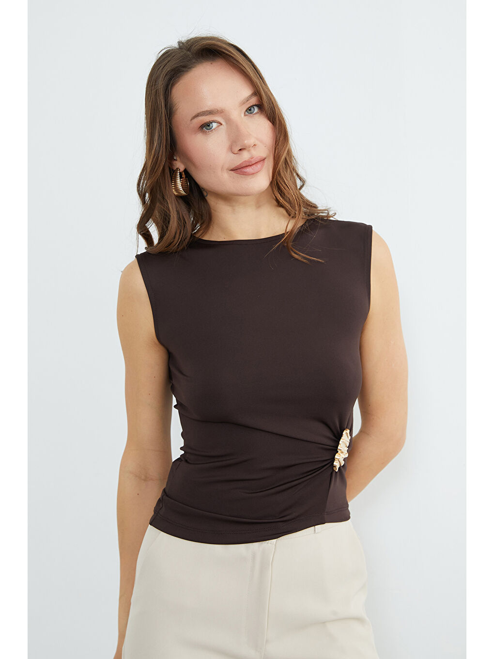 Kahverengi Toka Detaylı Bisiklet Yaka Bluz-4