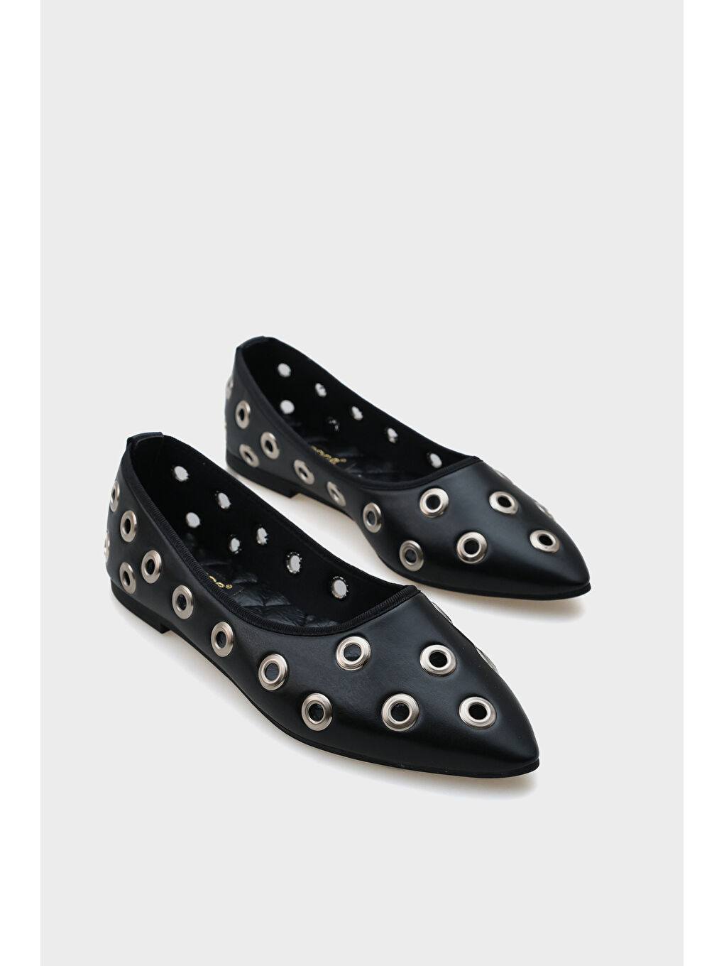 Siyah Alexa Metal Aksesuarlı Sivri Burunlu Babet-1