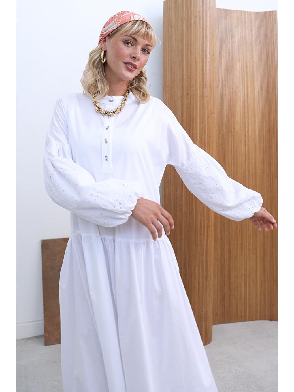 Beyaz-Pamuklu Yarım Patlı Fistolu Elbise-5