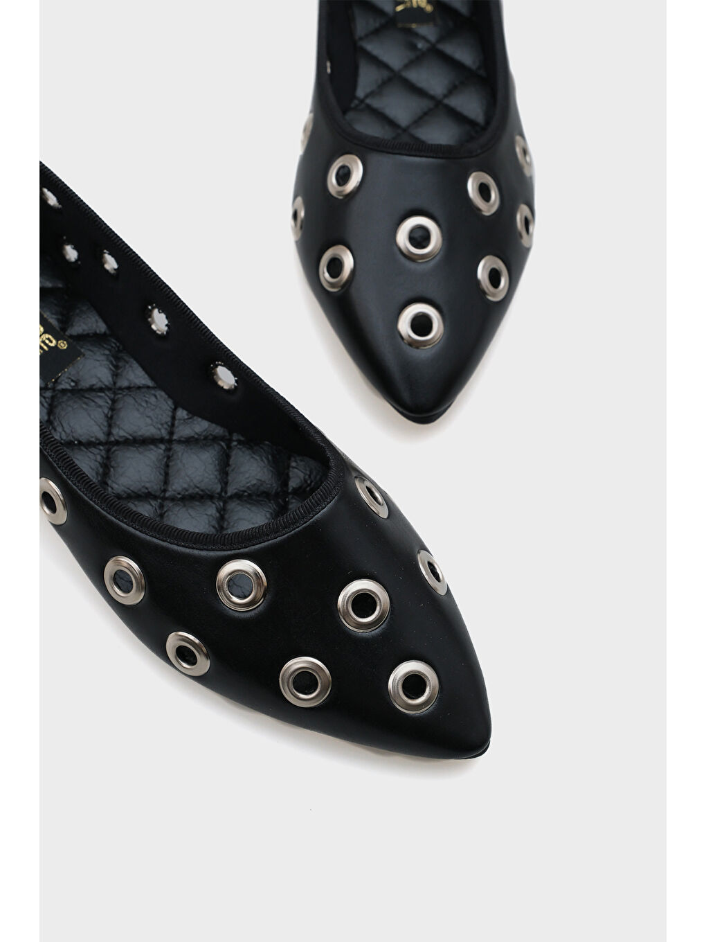 Siyah Alexa Metal Aksesuarlı Sivri Burunlu Babet-3