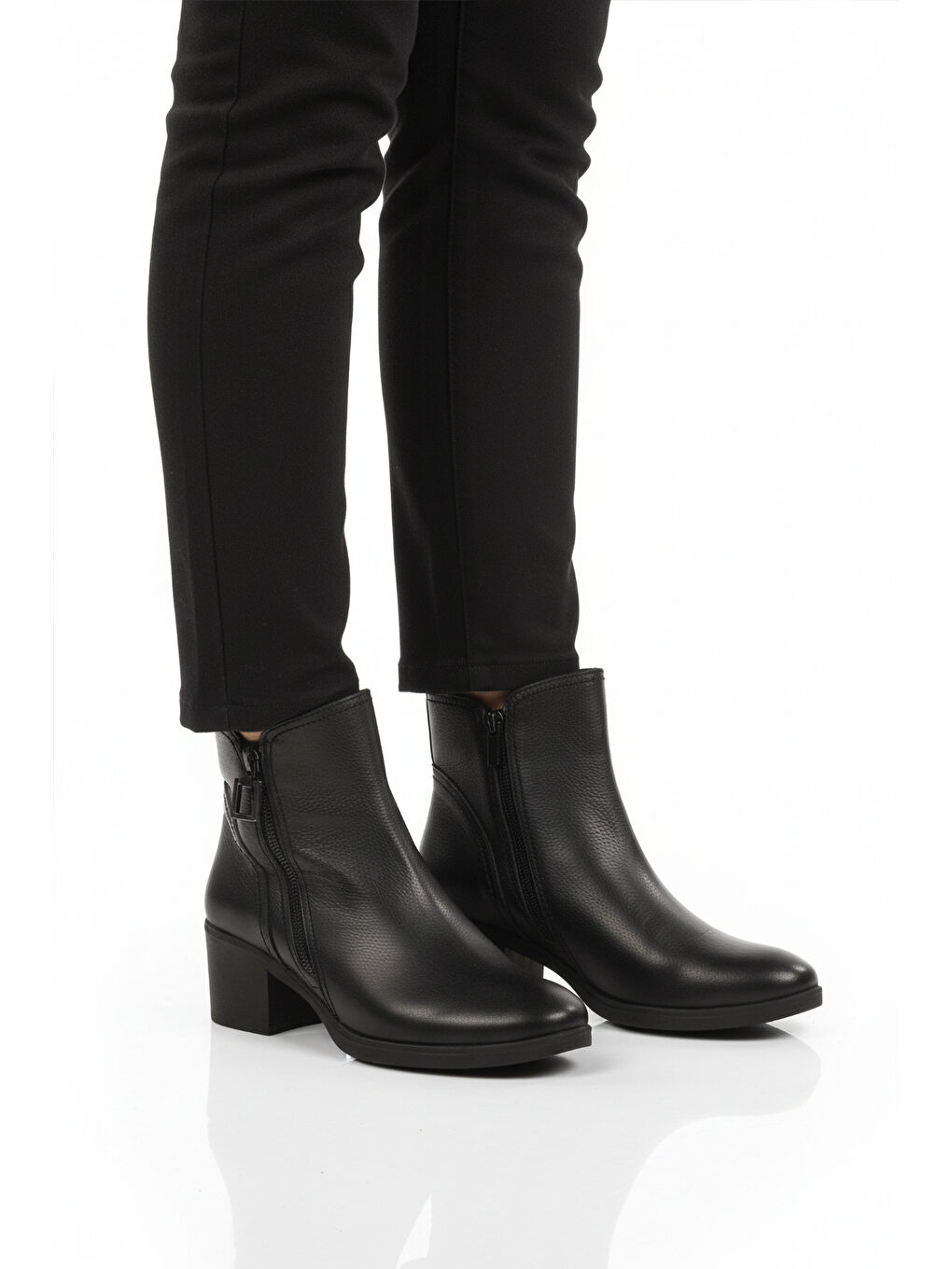 Siyah Hakiki Deri Fermuarlı Polarlı Kadın Topuklu Bot 92163-1 Z