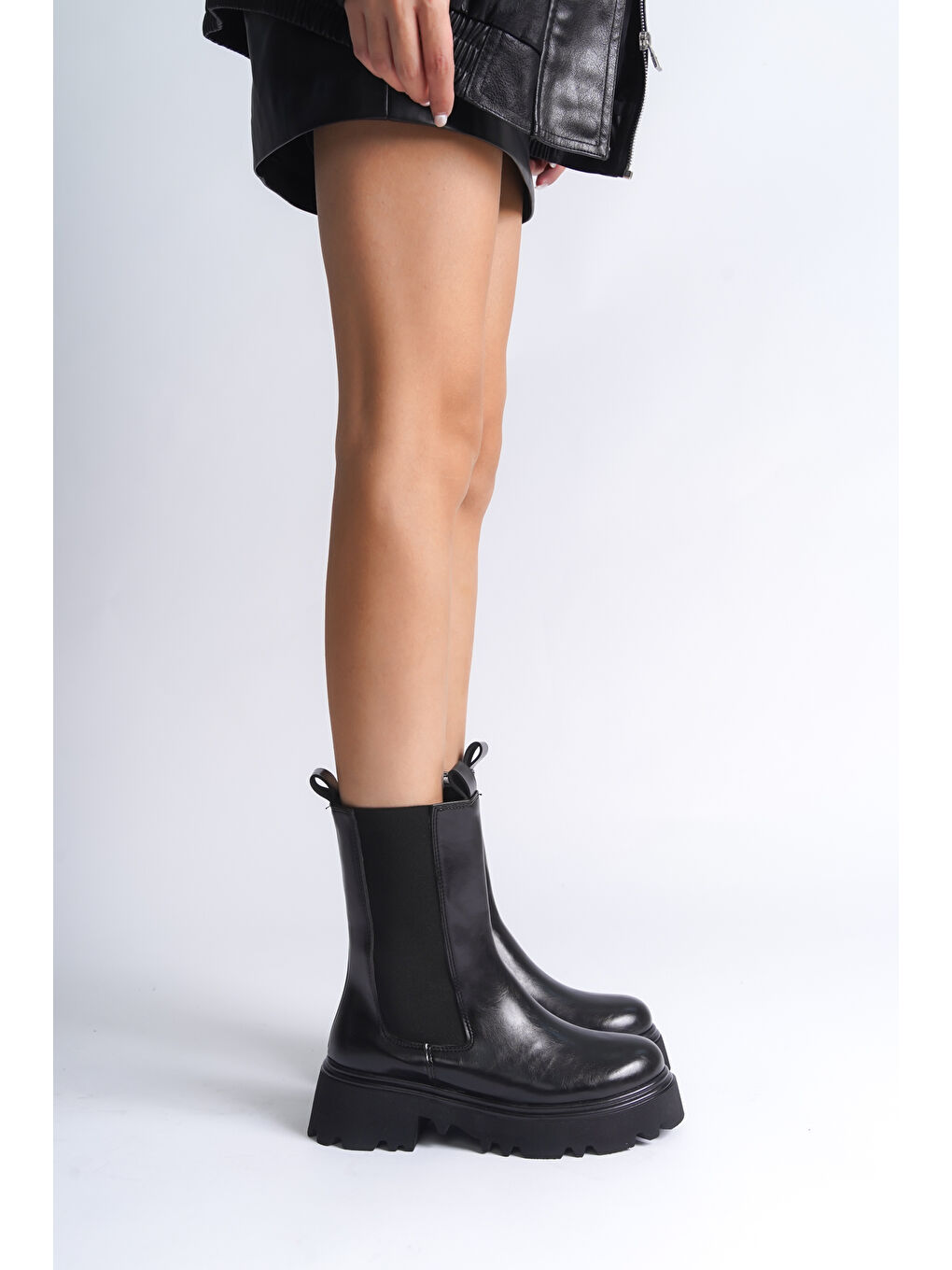 Siyah Trak Tabanlı Yandan Lastikli Kadın Uzun Bot-1