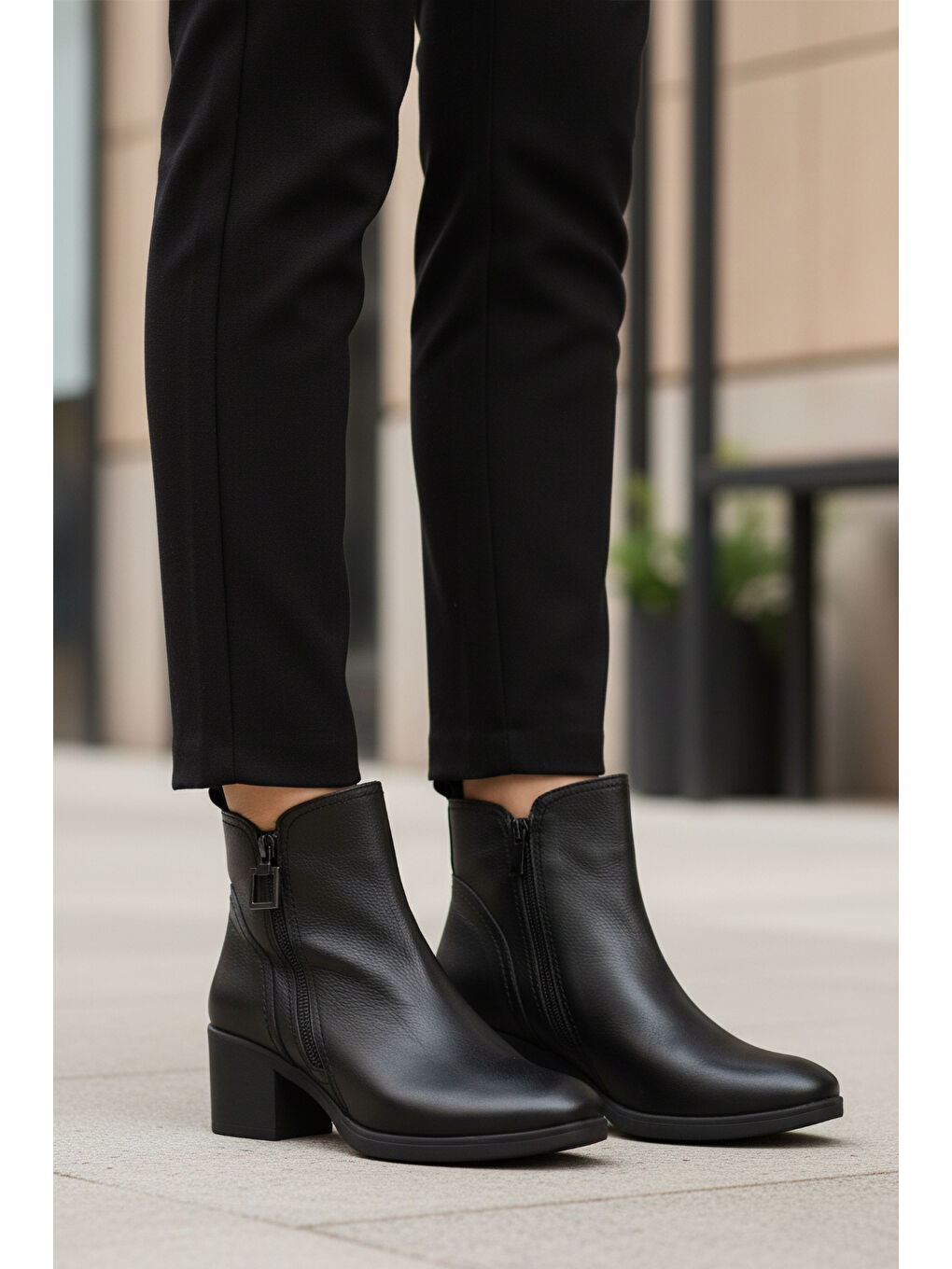 Siyah Hakiki Deri Fermuarlı Polarlı Kadın Topuklu Bot 92163-1 Z-2