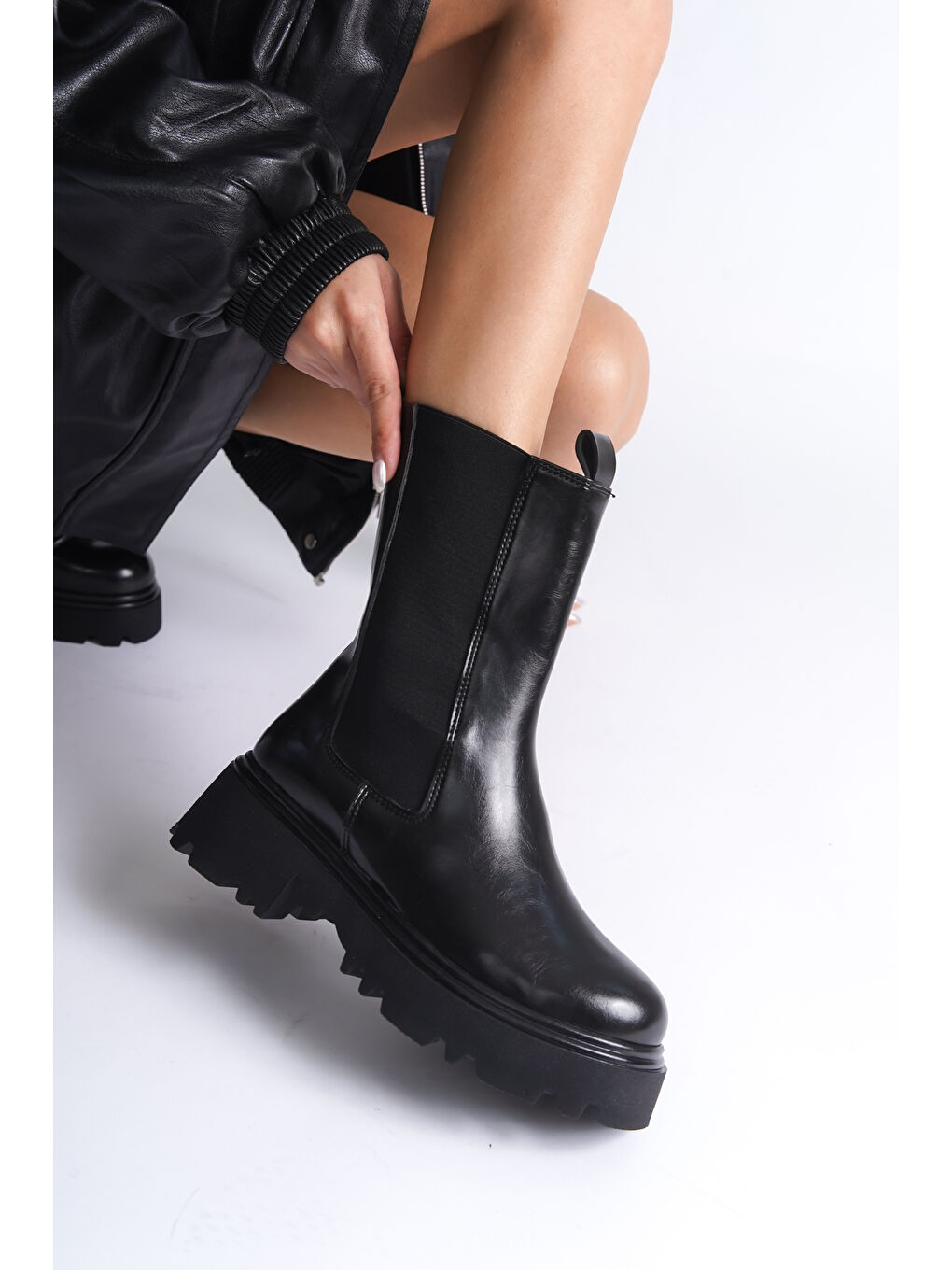 Siyah Trak Tabanlı Yandan Lastikli Kadın Uzun Bot-2