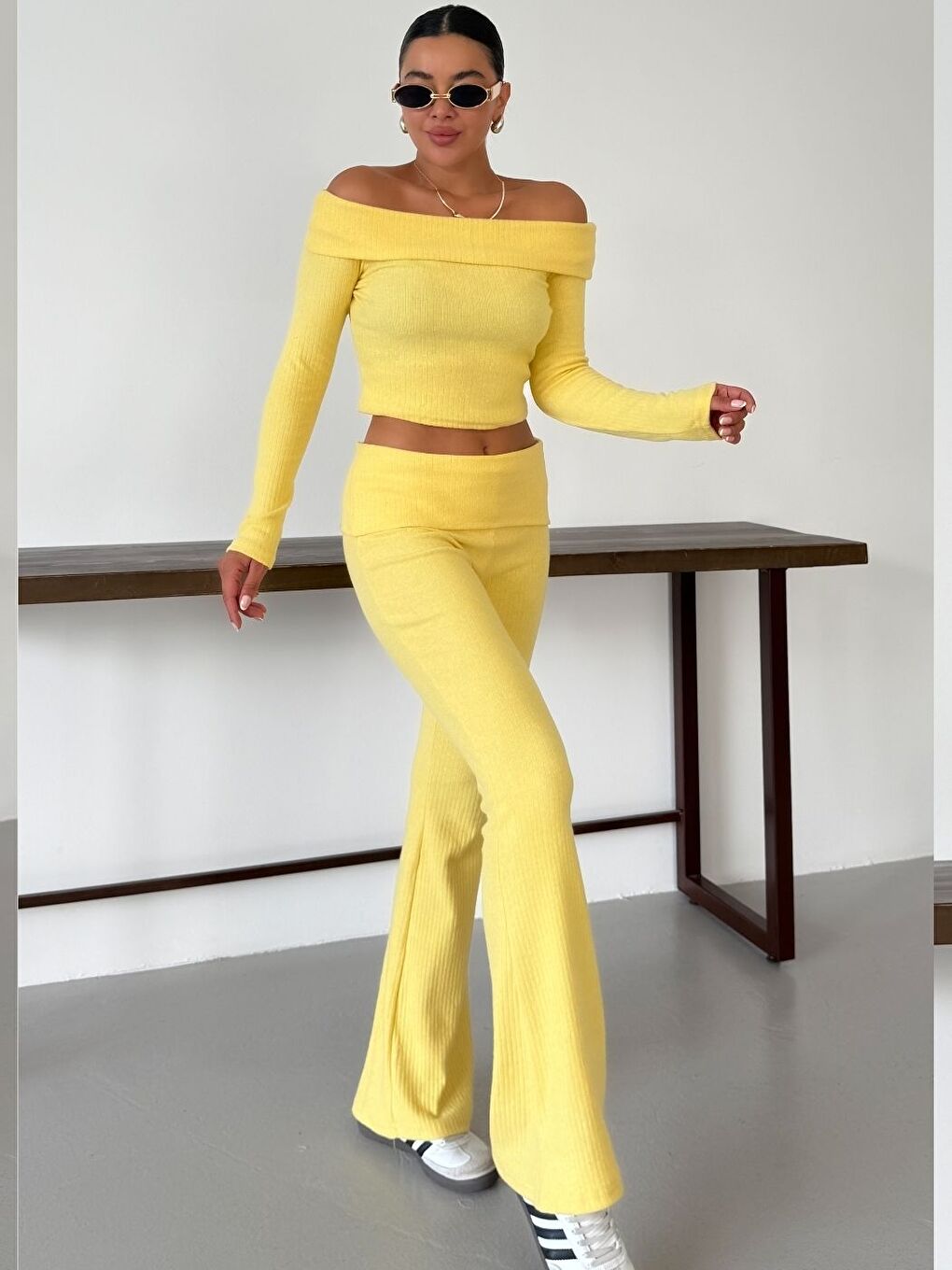 Kadın Sarı Madonna Yaka Alt-Üst Pantolonlu İnterlok Takım